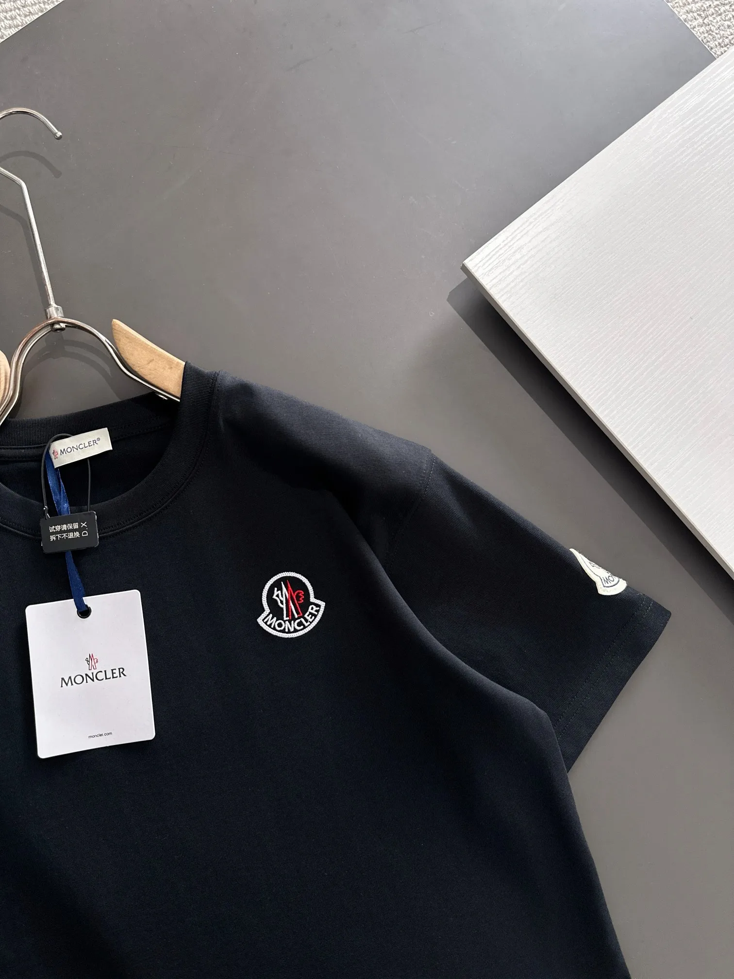 P230 Moncler* (exclusive quality in the market) hot style 2꯭0꯭26 spring and autumn short-sleeved style new, original ⌚️ high version, masked. The fabric is made of 380g high-density pure cotton custom fabric. No deformation, no shrinkage, three-dimensional drape. Introduction to the process: classic wool label + 10,000-needle embroidery. Color: black SIZE: S-XXL