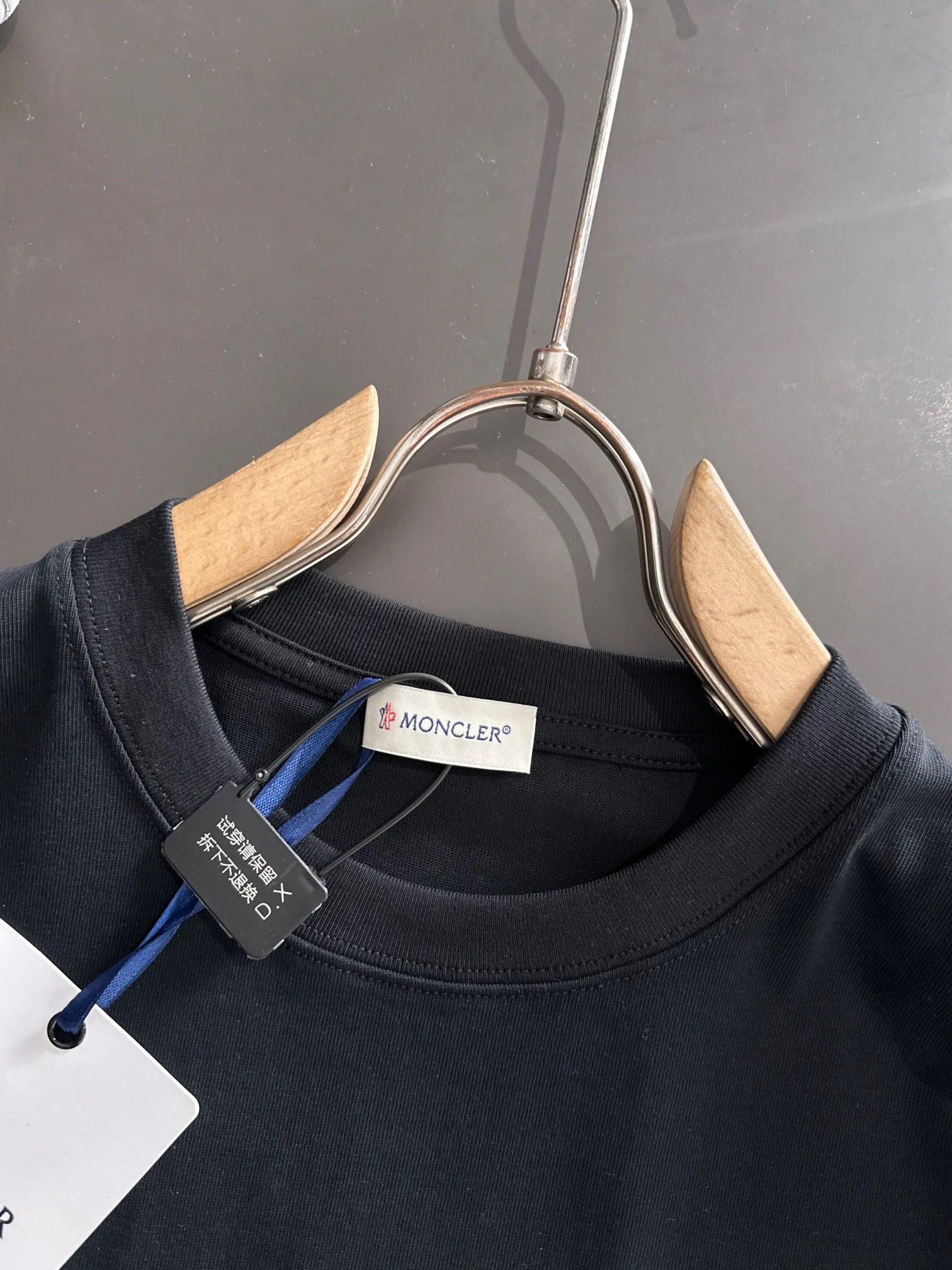P230 Moncler* (exclusive quality in the market) hot style 2꯭0꯭26 spring and autumn short-sleeved style new, original ⌚️ high version, masked. The fabric is made of 380g high-density pure cotton custom fabric. No deformation, no shrinkage, three-dimensional drape. Introduction to the process: classic wool label + 10,000-needle embroidery. Color: black SIZE: S-XXL