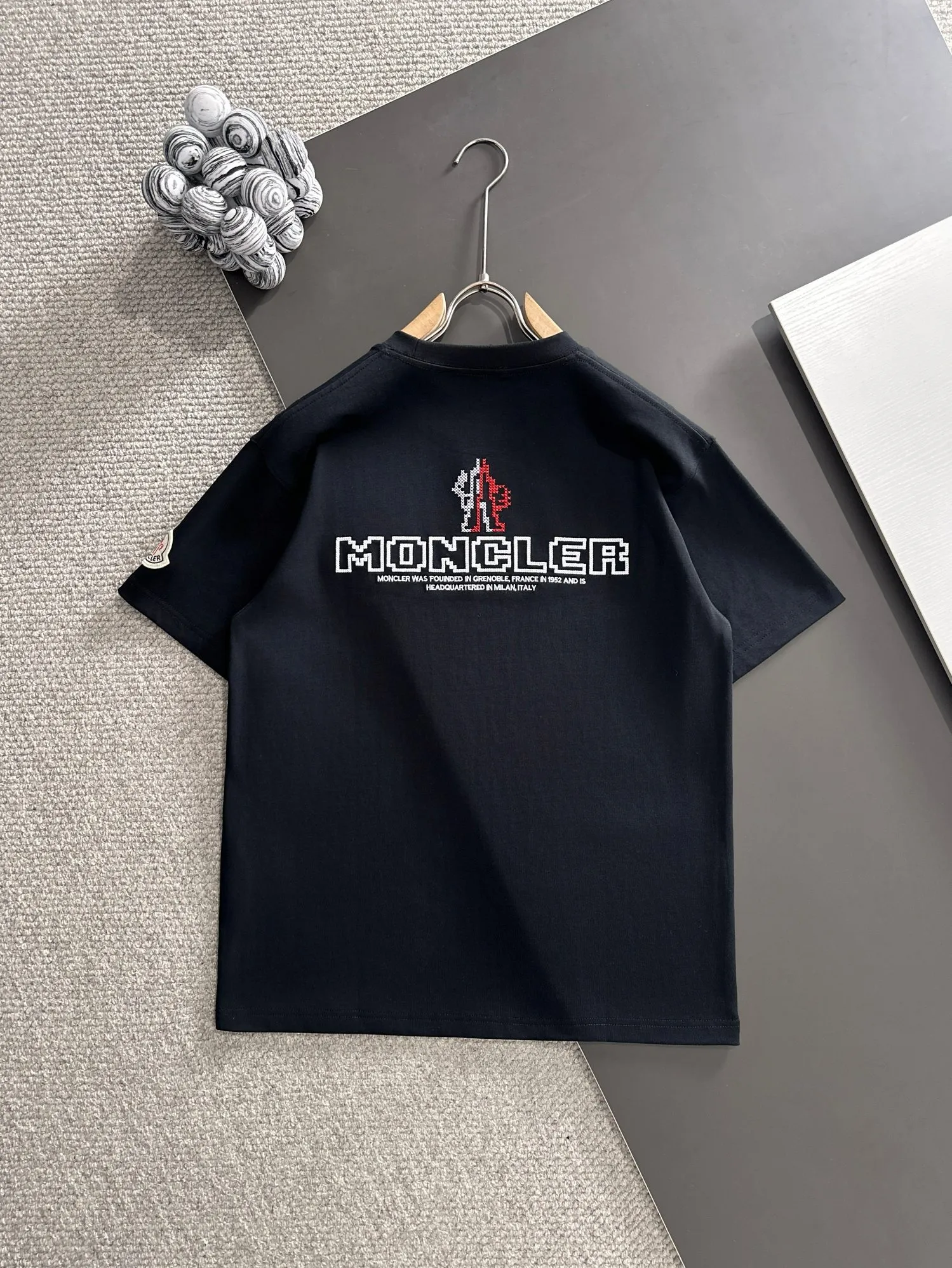 P230 Moncler* (exclusive quality in the market) hot style 2꯭0꯭26 spring and autumn short-sleeved style new, original ⌚️ high version, masked. The fabric is made of 380g high-density pure cotton custom fabric. No deformation, no shrinkage, three-dimensional drape. Introduction to the process: classic wool label + 10,000-needle embroidery. Color: black SIZE: S-XXL