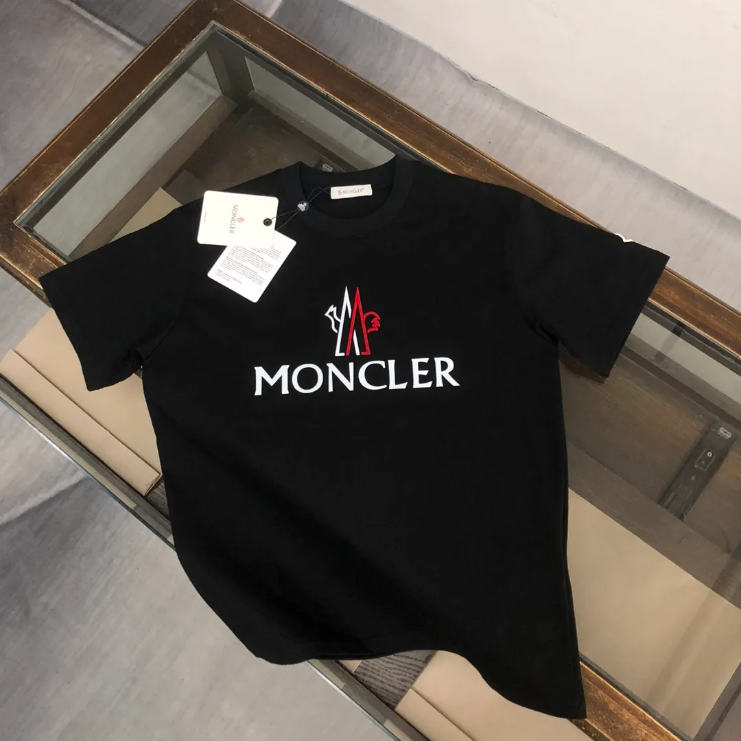 P150 MONCLER 25 latest short-sleeved T-shirt for couples ~ brand new element letter printing design ~ the fabric upper body is comfortable and breathable, not stiff, slim cut, made of high-end custom-made pure cotton fabric! The upper body is comfortable and stylish, and it can be worn alone as an inner layer. It is a must-have for fashionistas! ! ! Color: Black White Royal Blue Light Gray Dark Gray Size: S M L XL (Loose fit! Please state your height and weight when placing an order)