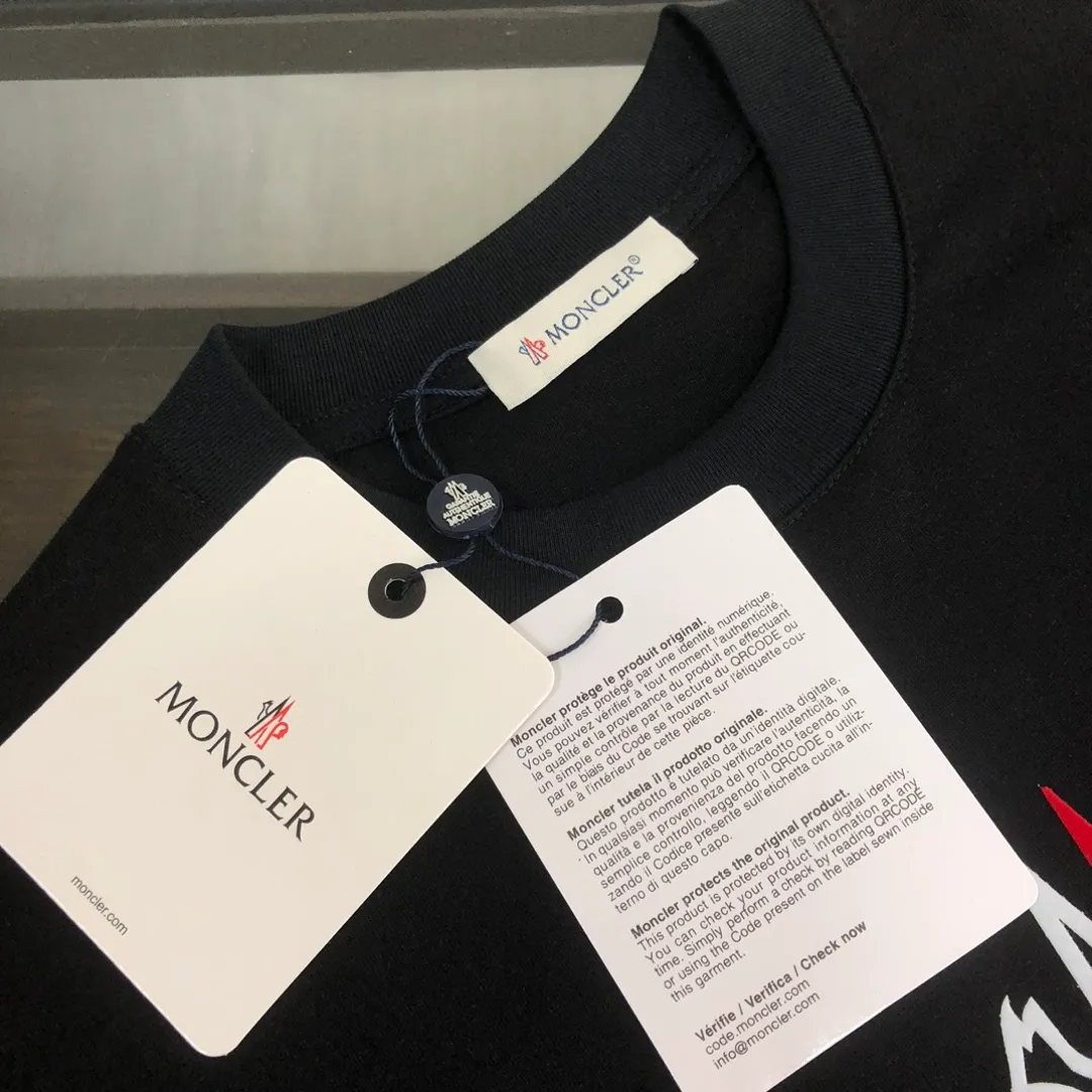 P150 MONCLER 25 latest short-sleeved T-shirt for couples ~ brand new element letter printing design ~ the fabric upper body is comfortable and breathable, not stiff, slim cut, made of high-end custom-made pure cotton fabric! The upper body is comfortable and stylish, and it can be worn alone as an inner layer. It is a must-have for fashionistas! ! ! Color: Black White Royal Blue Light Gray Dark Gray Size: S M L XL (Loose fit! Please state your height and weight when placing an order)