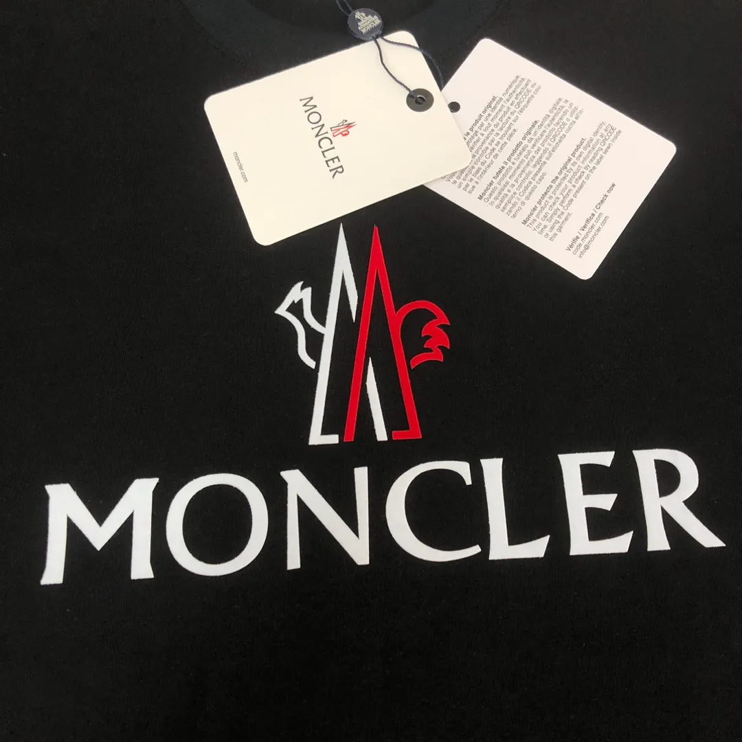 P150 MONCLER 25 latest short-sleeved T-shirt for couples ~ brand new element letter printing design ~ the fabric upper body is comfortable and breathable, not stiff, slim cut, made of high-end custom-made pure cotton fabric! The upper body is comfortable and stylish, and it can be worn alone as an inner layer. It is a must-have for fashionistas! ! ! Color: Black White Royal Blue Light Gray Dark Gray Size: S M L XL (Loose fit! Please state your height and weight when placing an order)