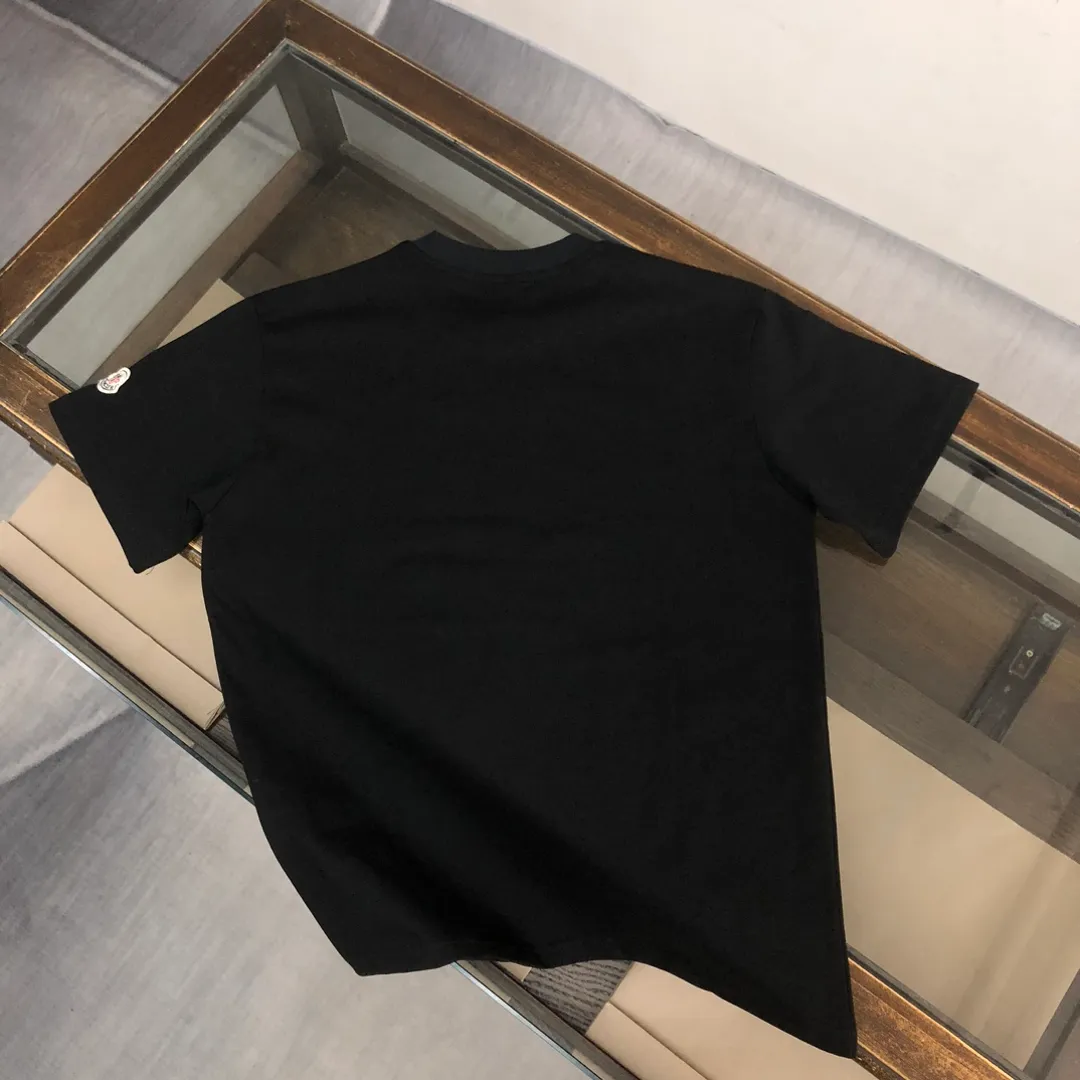 P150 MONCLER 25 latest short-sleeved T-shirt for couples ~ brand new element letter printing design ~ the fabric upper body is comfortable and breathable, not stiff, slim cut, made of high-end custom-made pure cotton fabric! The upper body is comfortable and stylish, and it can be worn alone as an inner layer. It is a must-have for fashionistas! ! ! Color: Black White Royal Blue Light Gray Dark Gray Size: S M L XL (Loose fit! Please state your height and weight when placing an order)