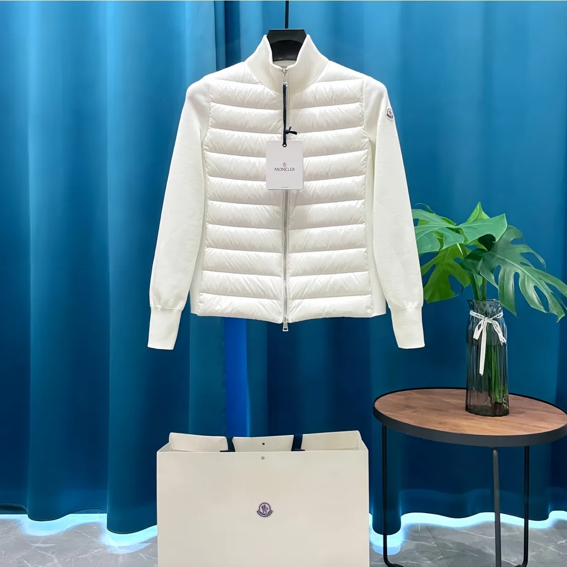 P700 Moncler➡️Mongolian thin knitted down spliced ​​jacket for women. This counter was sold out as soon as it was launched. It is not only warm, but also stylish. The upper body effect is very good. This kind of warmth and cold protection also has the QIANG aura, it is amazing! All this will surely create a new generation of fashion!!! 90 Euro standard velvet filling! The true DING-level softness and warmth are unparalleled. The softness is the most intuitive feeling...a magical tool for keeping warm in winter! Style and temperature coexist! It’s classic and versatile, so it’s a must-have for keeping warm! size: