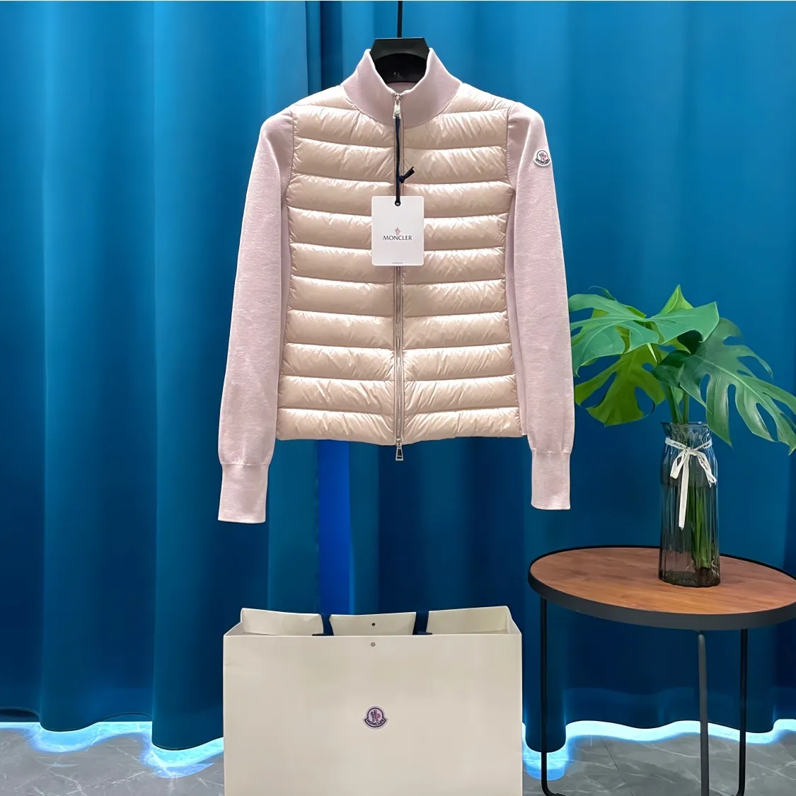 P700 Moncler➡️Mongolian thin knitted down spliced ​​jacket for women. This counter was sold out as soon as it was launched. It is not only warm, but also stylish. The upper body effect is very good. This kind of warmth and cold protection also has the QIANG aura, it is amazing! All this will surely create a new generation of fashion!!! 90 Euro standard velvet filling! The true DING-level softness and warmth are unparalleled. The softness is the most intuitive feeling...a magical tool for keeping warm in winter! Style and temperature coexist! It’s classic and versatile, so it’s a must-have for keeping warm! size: