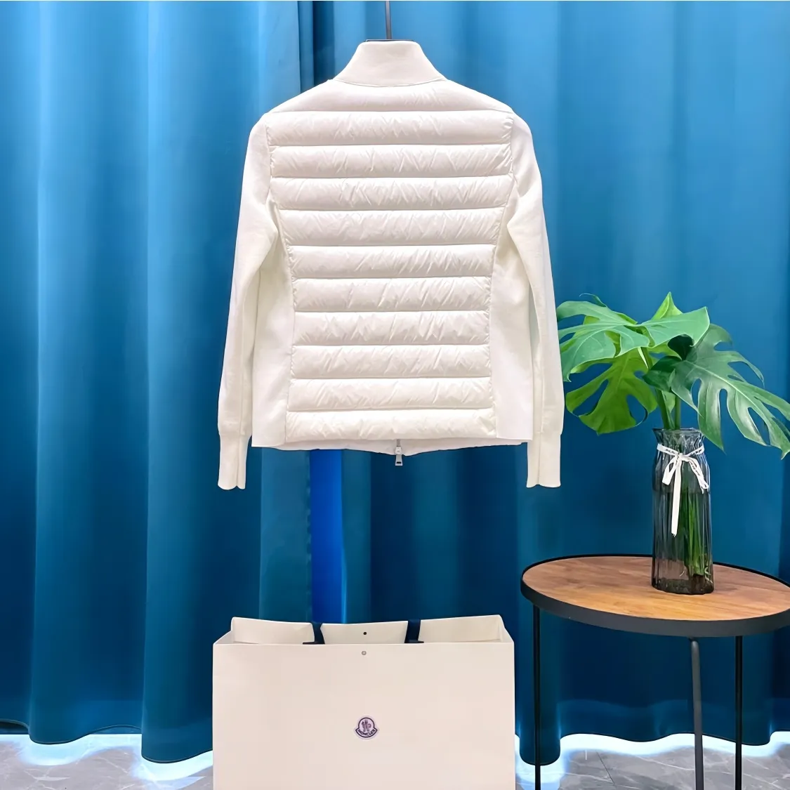 P700 Moncler➡️Mongolian thin knitted down spliced ​​jacket for women. This counter was sold out as soon as it was launched. It is not only warm, but also stylish. The upper body effect is very good. This kind of warmth and cold protection also has the QIANG aura, it is amazing! All this will surely create a new generation of fashion!!! 90 Euro standard velvet filling! The true DING-level softness and warmth are unparalleled. The softness is the most intuitive feeling...a magical tool for keeping warm in winter! Style and temperature coexist! It’s classic and versatile, so it’s a must-have for keeping warm! size:
