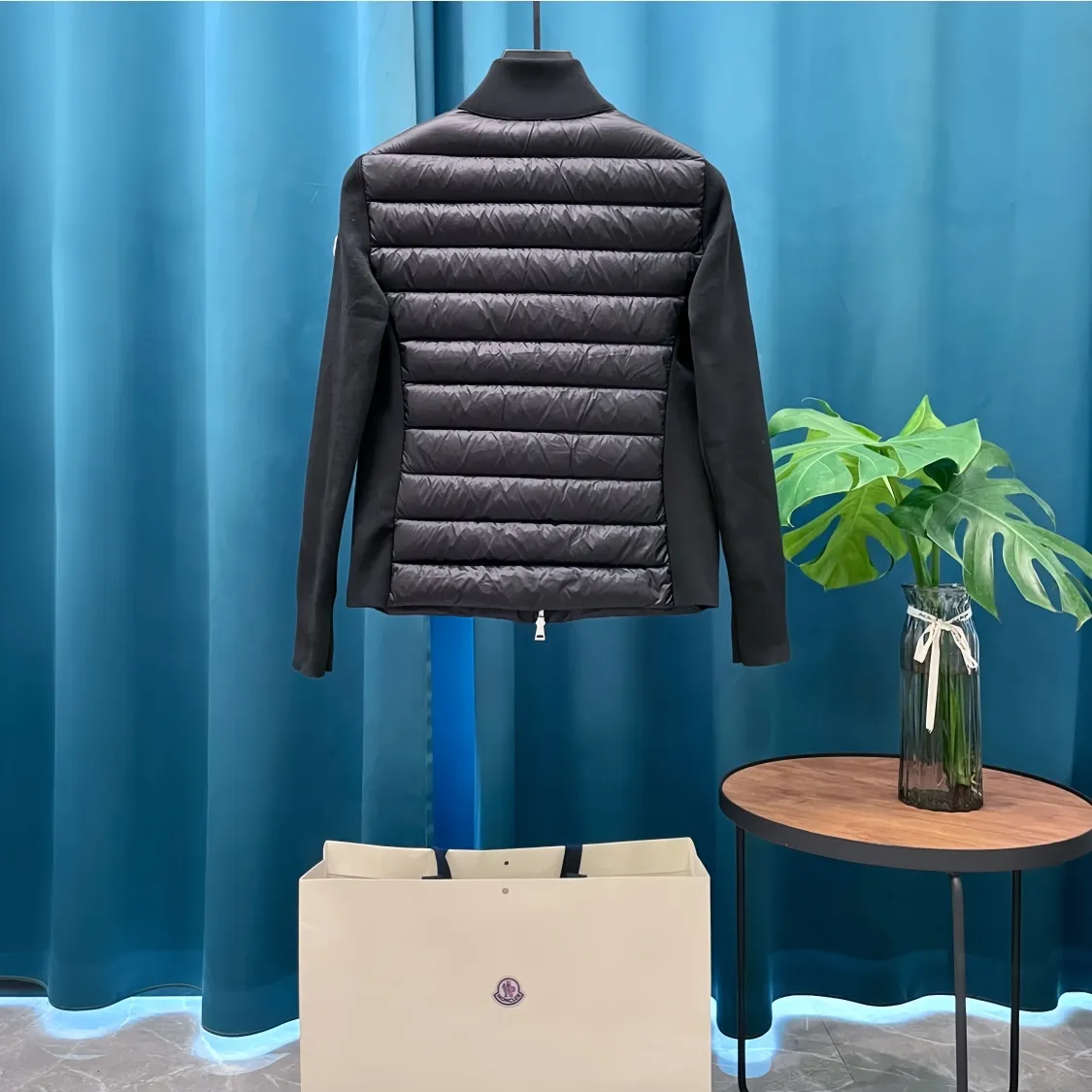 P700 Moncler➡️Mongolian thin knitted down spliced ​​jacket for women. This counter was sold out as soon as it was launched. It is not only warm, but also stylish. The upper body effect is very good. This kind of warmth and cold protection also has the QIANG aura, it is amazing! All this will surely create a new generation of fashion!!! 90 Euro standard velvet filling! The true DING-level softness and warmth are unparalleled. The softness is the most intuitive feeling...a magical tool for keeping warm in winter! Style and temperature coexist! It’s classic and versatile, so it’s a must-have for keeping warm! size:
