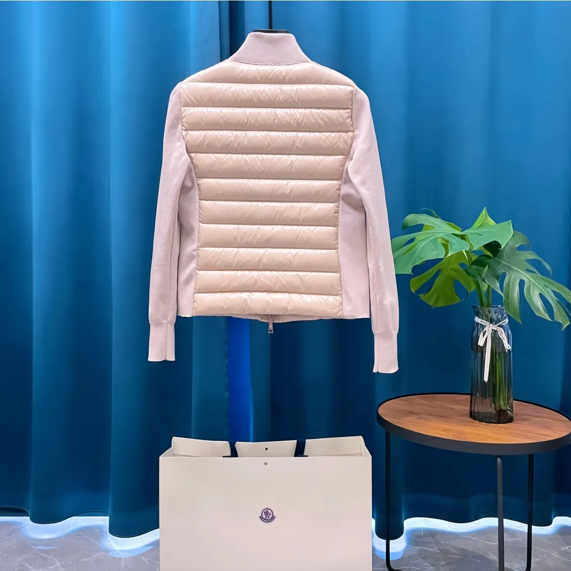P700 Moncler➡️Mongolian thin knitted down spliced ​​jacket for women. This counter was sold out as soon as it was launched. It is not only warm, but also stylish. The upper body effect is very good. This kind of warmth and cold protection also has the QIANG aura, it is amazing! All this will surely create a new generation of fashion!!! 90 Euro standard velvet filling! The true DING-level softness and warmth are unparalleled. The softness is the most intuitive feeling...a magical tool for keeping warm in winter! Style and temperature coexist! It’s classic and versatile, so it’s a must-have for keeping warm! size:
