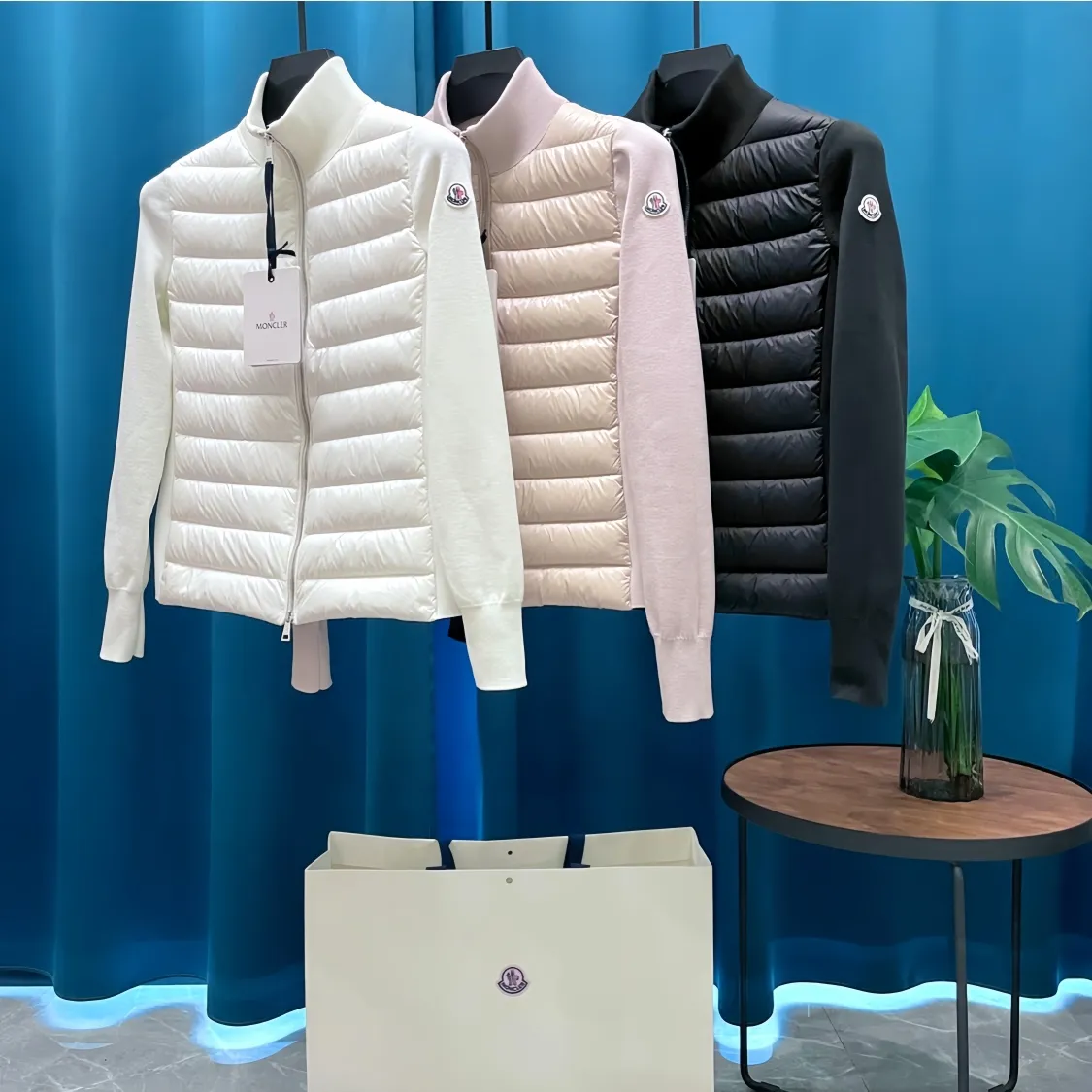 P700 Moncler➡️Mongolian thin knitted down spliced ​​jacket for women. This counter was sold out as soon as it was launched. It is not only warm, but also stylish. The upper body effect is very good. This kind of warmth and cold protection also has the QIANG aura, it is amazing! All this will surely create a new generation of fashion!!! 90 Euro standard velvet filling! The true DING-level softness and warmth are unparalleled. The softness is the most intuitive feeling...a magical tool for keeping warm in winter! Style and temperature coexist! It’s classic and versatile, so it’s a must-have for keeping warm! size: