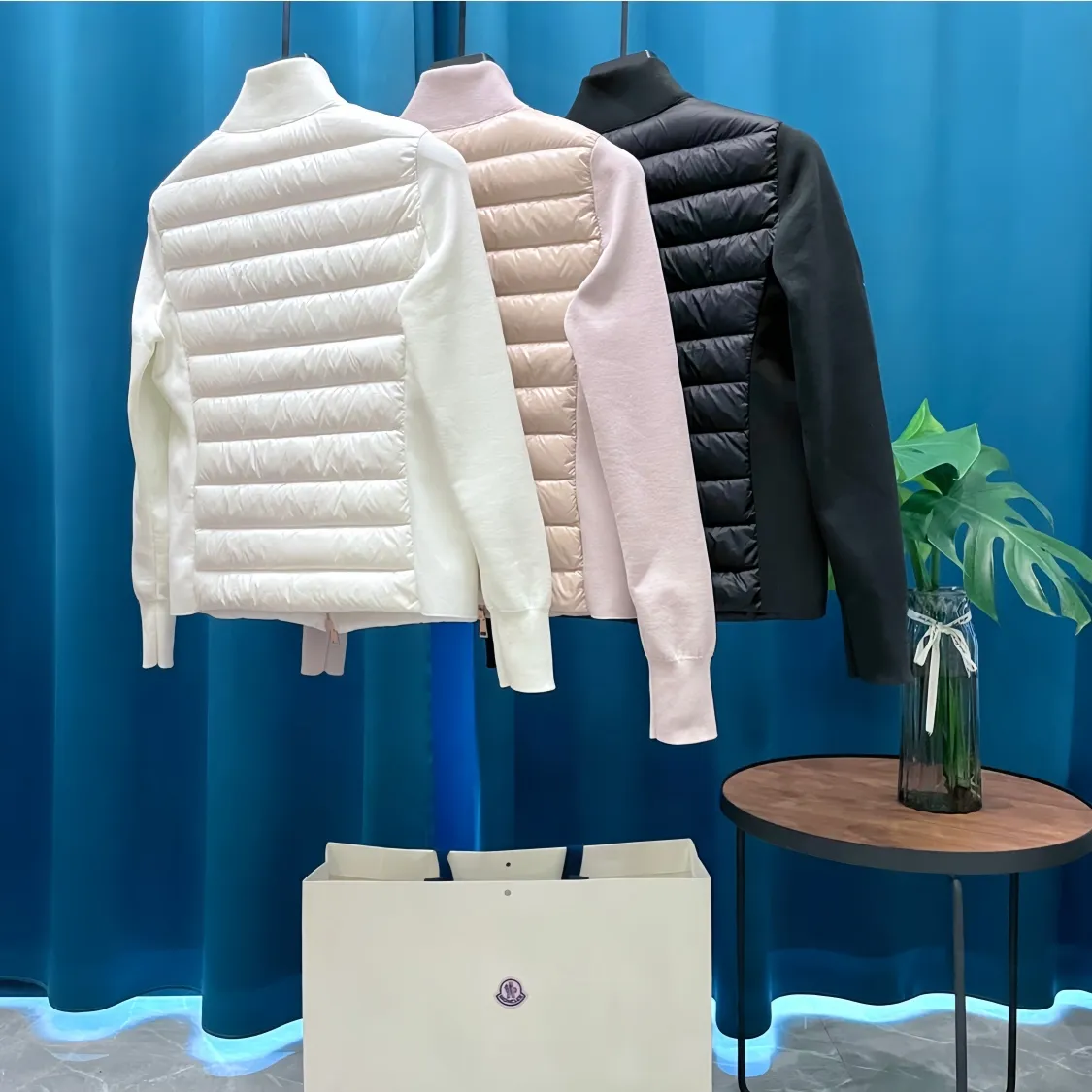 P700 Moncler➡️Mongolian thin knitted down spliced ​​jacket for women. This counter was sold out as soon as it was launched. It is not only warm, but also stylish. The upper body effect is very good. This kind of warmth and cold protection also has the QIANG aura, it is amazing! All this will surely create a new generation of fashion!!! 90 Euro standard velvet filling! The true DING-level softness and warmth are unparalleled. The softness is the most intuitive feeling...a magical tool for keeping warm in winter! Style and temperature coexist! It’s classic and versatile, so it’s a must-have for keeping warm! size: