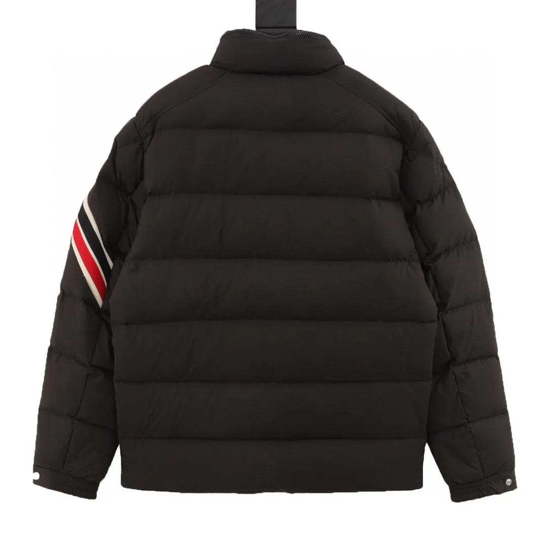 P840 Three-color version) Moncler muzzled 24ss three-color trim down jacket jacket with premium goose down filling. The most delicate, lightest and neatest fabric. Solayan men's short down jacket is decorated with seasonal iconic stripe details, blending sportsmanship and timeless style. The Solayan down jacket is made of micro chic fabric and has a tough square shape design, highlighting the sporty spirit. This cropped down jacket features tricolor stripes on the sleeves, a seasonal take on the brand's signature. Comes with a practical pull-out hood. Details.Made of micro chic nylon fabric·Micro chic nylon lining·Filled down·Pull-out hood·Zipper closure·Zip pockets·Adjustable cuffs·Elastic drawstring hem·Sleeves decorated with three-color trim Style number: A94# Color: Black White Brown Size: 1-5