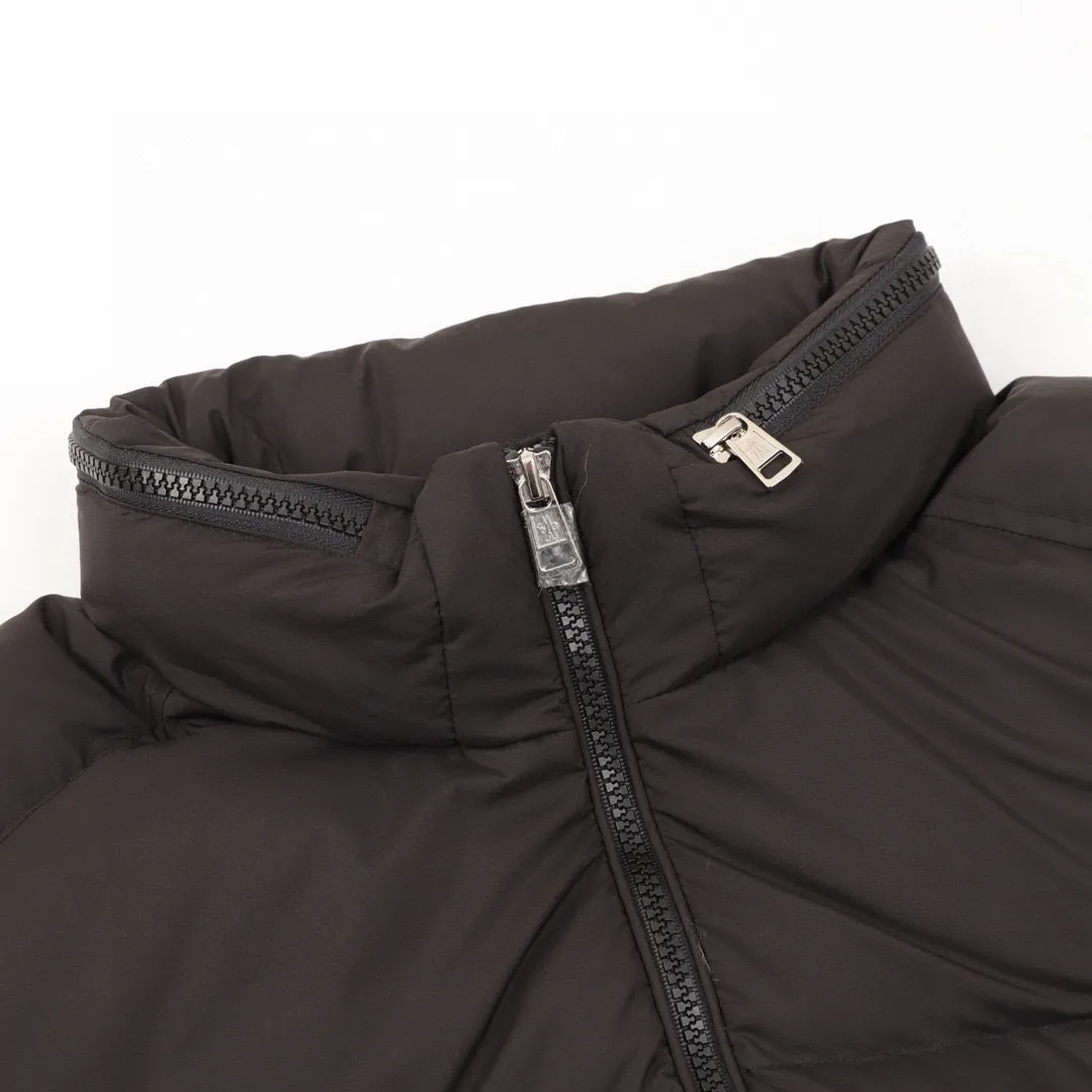 P840 Three-color version) Moncler muzzled 24ss three-color trim down jacket jacket with premium goose down filling. The most delicate, lightest and neatest fabric. Solayan men's short down jacket is decorated with seasonal iconic stripe details, blending sportsmanship and timeless style. The Solayan down jacket is made of micro chic fabric and has a tough square shape design, highlighting the sporty spirit. This cropped down jacket features tricolor stripes on the sleeves, a seasonal take on the brand's signature. Comes with a practical pull-out hood. Details.Made of micro chic nylon fabric·Micro chic nylon lining·Filled down·Pull-out hood·Zipper closure·Zip pockets·Adjustable cuffs·Elastic drawstring hem·Sleeves decorated with three-color trim Style number: A94# Color: Black White Brown Size: 1-5
