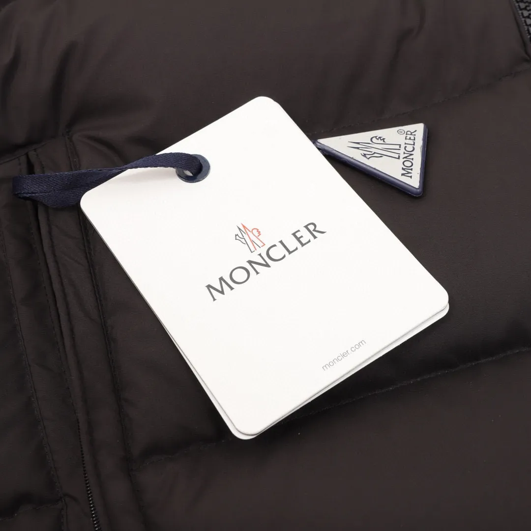 P840 Three-color version) Moncler muzzled 24ss three-color trim down jacket jacket with premium goose down filling. The most delicate, lightest and neatest fabric. Solayan men's short down jacket is decorated with seasonal iconic stripe details, blending sportsmanship and timeless style. The Solayan down jacket is made of micro chic fabric and has a tough square shape design, highlighting the sporty spirit. This cropped down jacket features tricolor stripes on the sleeves, a seasonal take on the brand's signature. Comes with a practical pull-out hood. Details.Made of micro chic nylon fabric·Micro chic nylon lining·Filled down·Pull-out hood·Zipper closure·Zip pockets·Adjustable cuffs·Elastic drawstring hem·Sleeves decorated with three-color trim Style number: A94# Color: Black White Brown Size: 1-5
