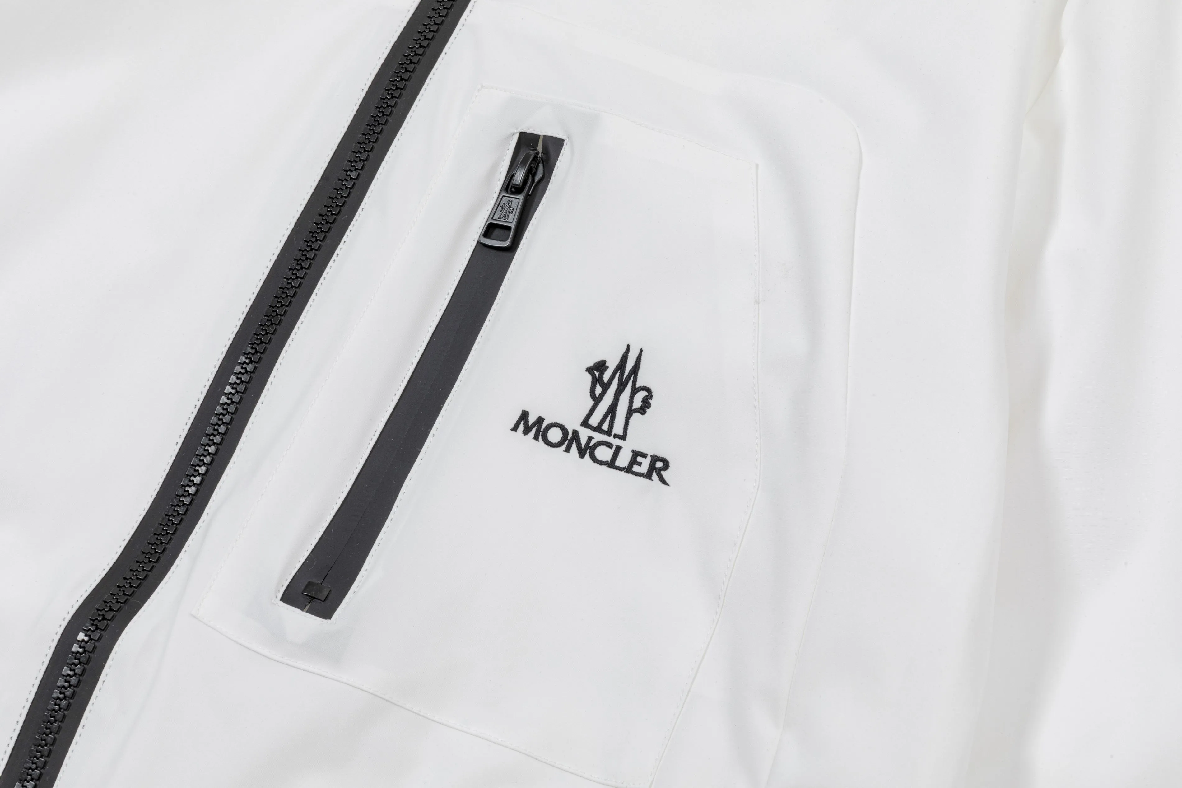 P410 2025 MONCLER new autumn and winter products Customized hardware Embroidered Logo. High-quality hooded jacket Mainly recommended version Selected custom fabrics Higher grade High-density memory brushed lining More fashionable and comfortable High-standard customization The upper body is very stylish Classic and versatile Can be matched with any fashion The fit is super good and highly recommended!  Color: White Black Size: M-3XL