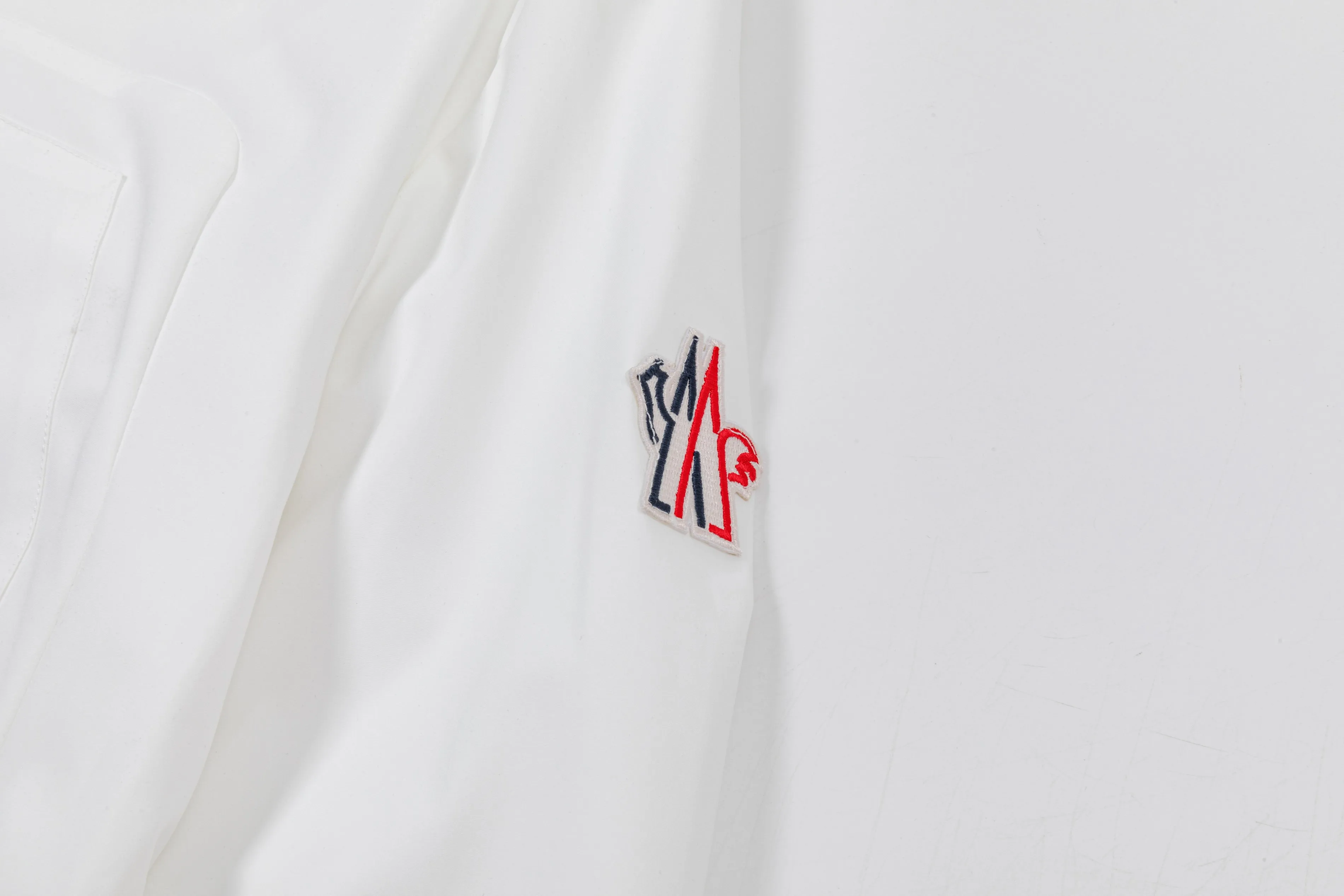 P410 2025 MONCLER new autumn and winter products Customized hardware Embroidered Logo. High-quality hooded jacket Mainly recommended version Selected custom fabrics Higher grade High-density memory brushed lining More fashionable and comfortable High-standard customization The upper body is very stylish Classic and versatile Can be matched with any fashion The fit is super good and highly recommended!  Color: White Black Size: M-3XL