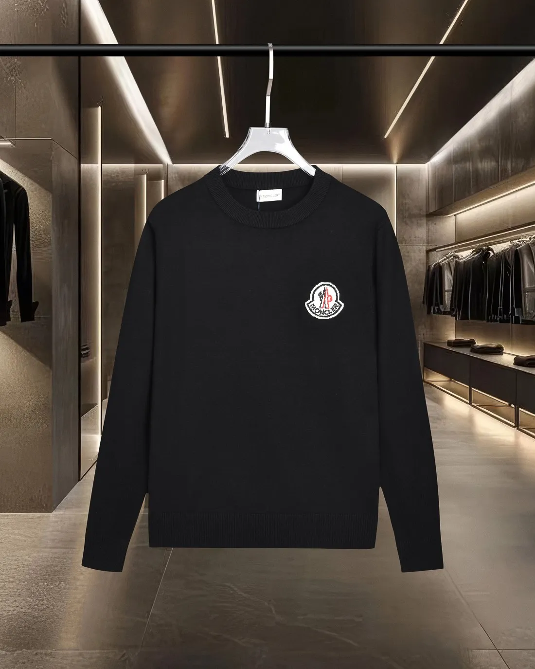 P236 Moncler/muzzle 25Fw classic chest Logo letter badge logo casual knitted pullover sweater 2025FW official website new original fabric official same style Selected sweater customization Imported wool fabric High-end version, counter custom fabric High breathability and comfort, exquisite workmanship, impeccable detail processing, ✅ custom logo engraved buttons, three labels complete. Brand element design concept reflects high quality. It feels delicate and soft! Presenting a casual cut, the upper body shape is great 🐍 Color; black, white and gray Size: M-XXXL