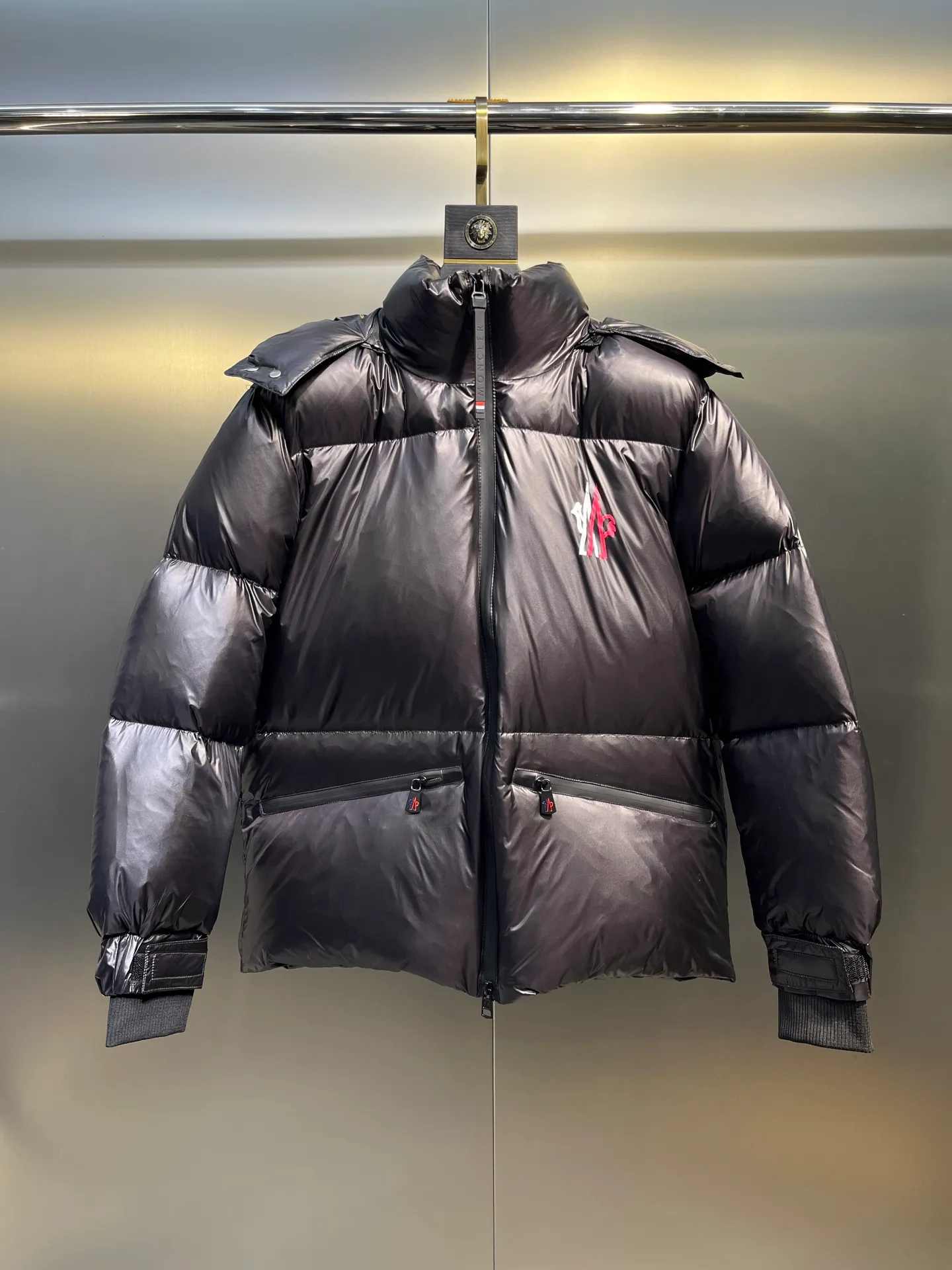 P1040 Moncler 🌟Moncler official website 2025 autumn and winter new down jacket. Known as the most high-end down jacket in the industry, this 90-feather down jacket is complete with three labels and a classic logo combination. It is full of visual impact at first sight. It has better thermal performance, is light and not heavy, and has good loft recovery after compression, and it can gather heat and lock in temperature! Personalized color matching design, fresh and energetic! There are too many versions circulating on the market. In addition to the different fabric workmanship, the biggest difference is that the filling is not goose down at all but feather silk or tactile velvet, etc. It is not easy to tell the difference for those who don’t know. In addition, the fabrics and workmanship are definitely not of the same level. In short, look for us and you will never go astray. All exclusive full colors are purchased and developed with genuine products. If you understand the quality of our down jackets, you can trust us and recommend them with your eyes closed. All three standards are complete! Unisex series size: 12345