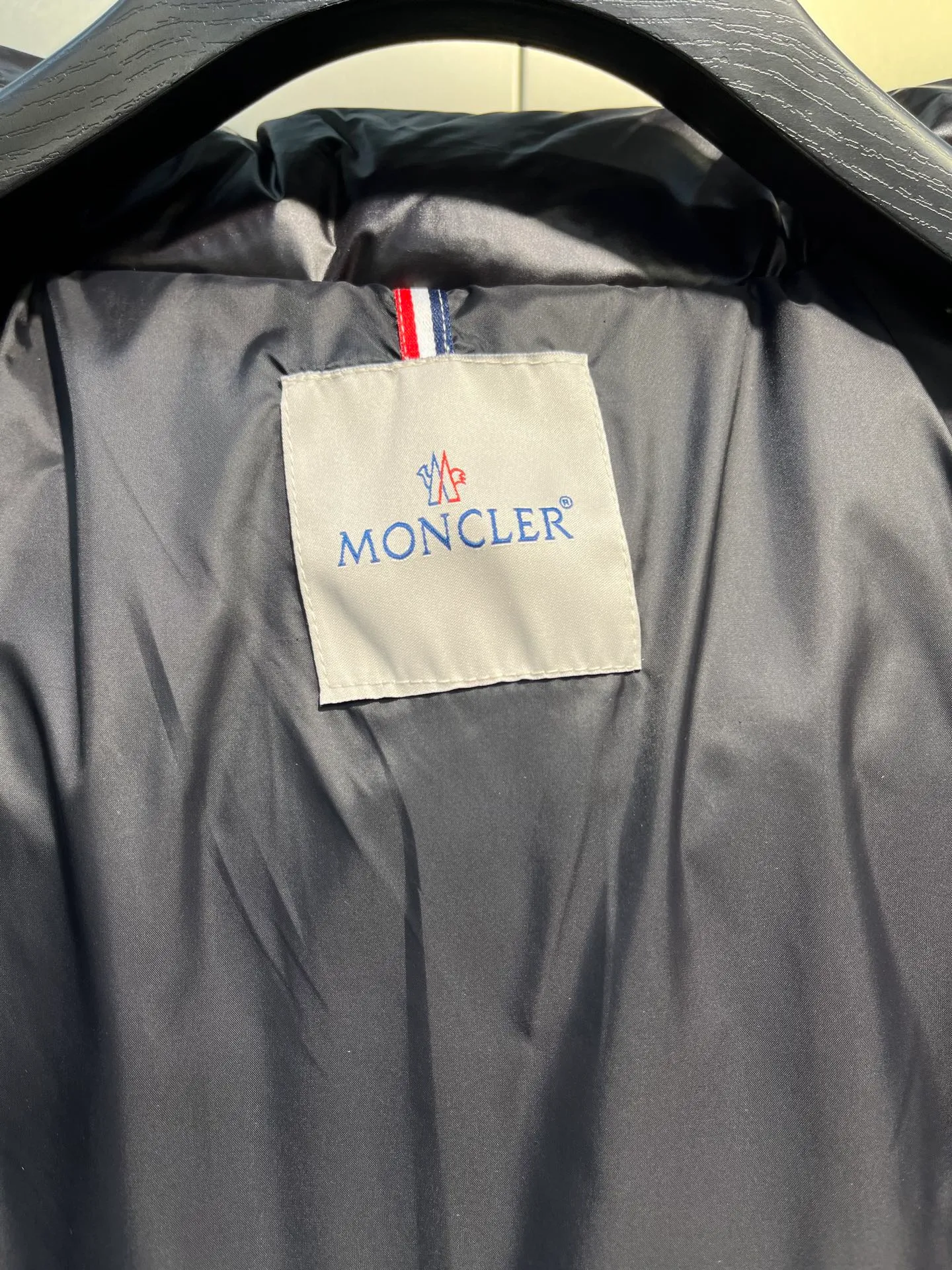 P1040 Moncler 🌟Moncler official website 2025 autumn and winter new down jacket. Known as the most high-end down jacket in the industry, this 90-feather down jacket is complete with three labels and a classic logo combination. It is full of visual impact at first sight. It has better thermal performance, is light and not heavy, and has good loft recovery after compression, and it can gather heat and lock in temperature! Personalized color matching design, fresh and energetic! There are too many versions circulating on the market. In addition to the different fabric workmanship, the biggest difference is that the filling is not goose down at all but feather silk or tactile velvet, etc. It is not easy to tell the difference for those who don’t know. In addition, the fabrics and workmanship are definitely not of the same level. In short, look for us and you will never go astray. All exclusive full colors are purchased and developed with genuine products. If you understand the quality of our down jackets, you can trust us and recommend them with your eyes closed. All three standards are complete! Unisex series size: 12345