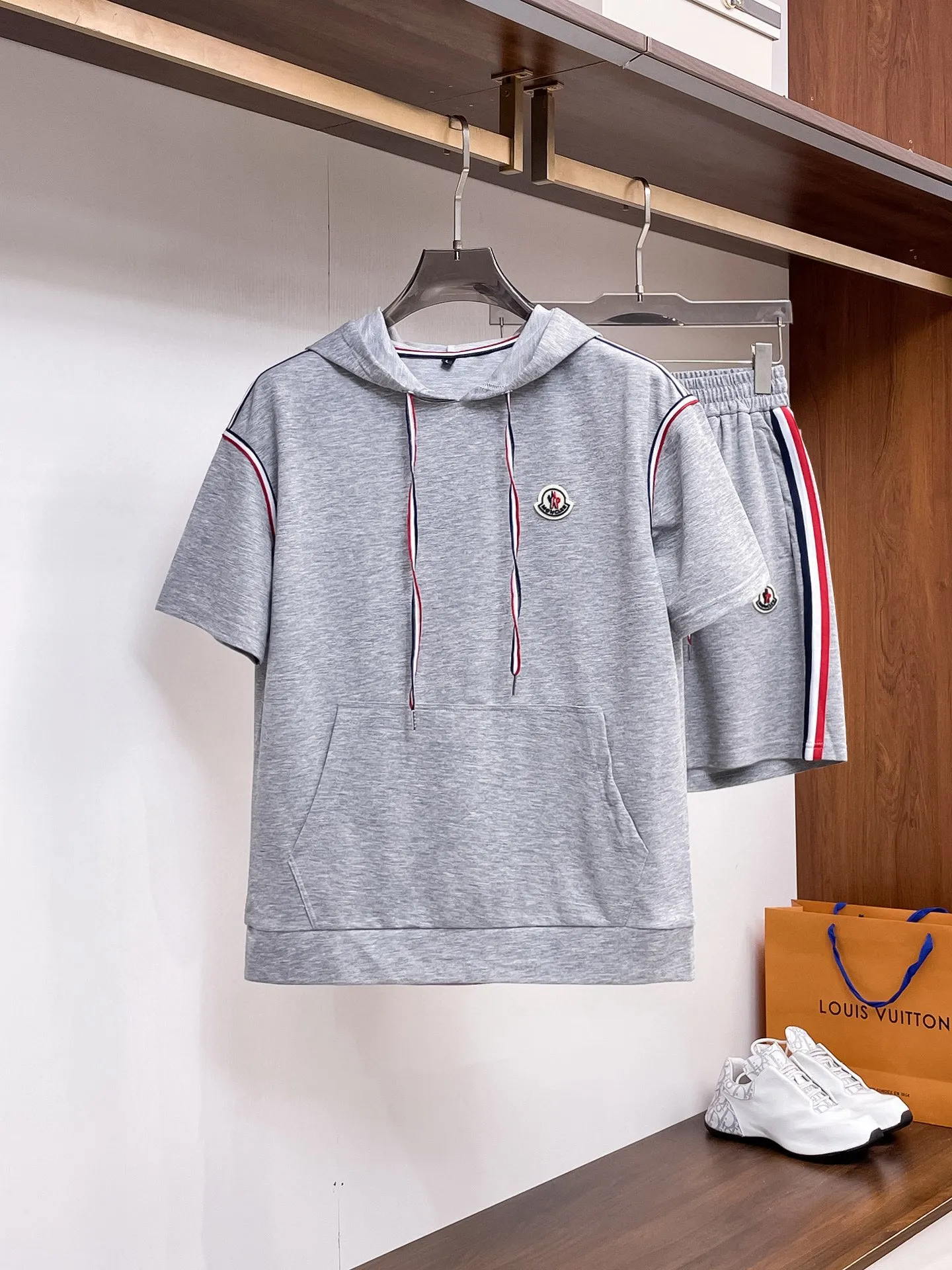 P560 Brand [MONCLER Mouth Covered] 2025 round neck short-sleeved shorts suit. The pure cotton fabric upper body will not be stuffy, the smooth and comfortable skin-friendly effect is more breathable, the fabric has its own texture, classic logo technology, a new interpretation from a unique angle, the first choice for fashion and versatility! Size: M-3XL (maximum wear: 190 pounds)