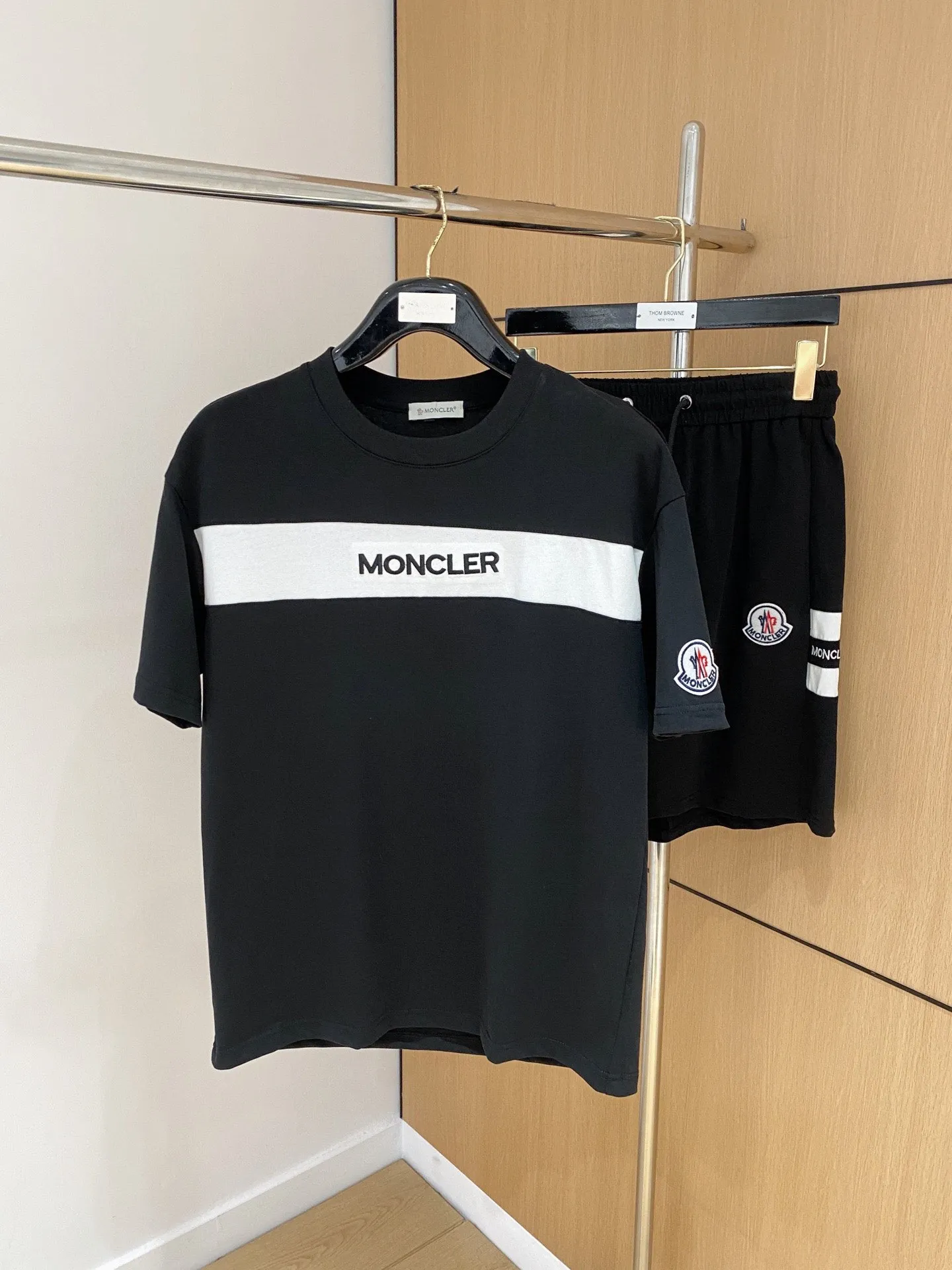 P570 Brand [MONCLER Mouth Covered] 2025 round neck short-sleeved shorts suit. The pure cotton fabric upper body will not be stuffy, the smooth and comfortable skin-friendly effect is more breathable, the fabric has its own texture, classic logo technology, a new interpretation from a unique angle, fashionable and versatile choice! Size: M-3XL (maximum wear: 190 pounds)