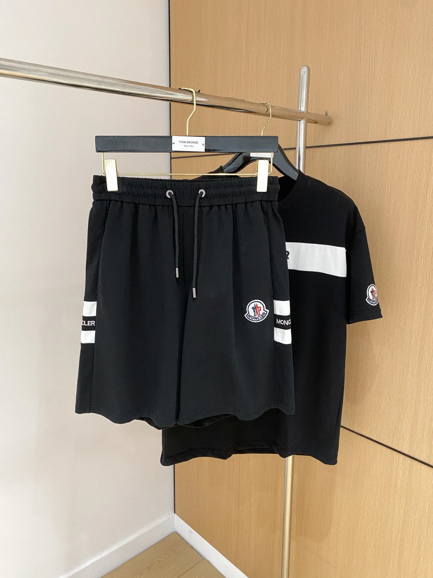 P570 Brand [MONCLER Mouth Covered] 2025 round neck short-sleeved shorts suit. The pure cotton fabric upper body will not be stuffy, the smooth and comfortable skin-friendly effect is more breathable, the fabric has its own texture, classic logo technology, a new interpretation from a unique angle, fashionable and versatile choice! Size: M-3XL (maximum wear: 190 pounds)