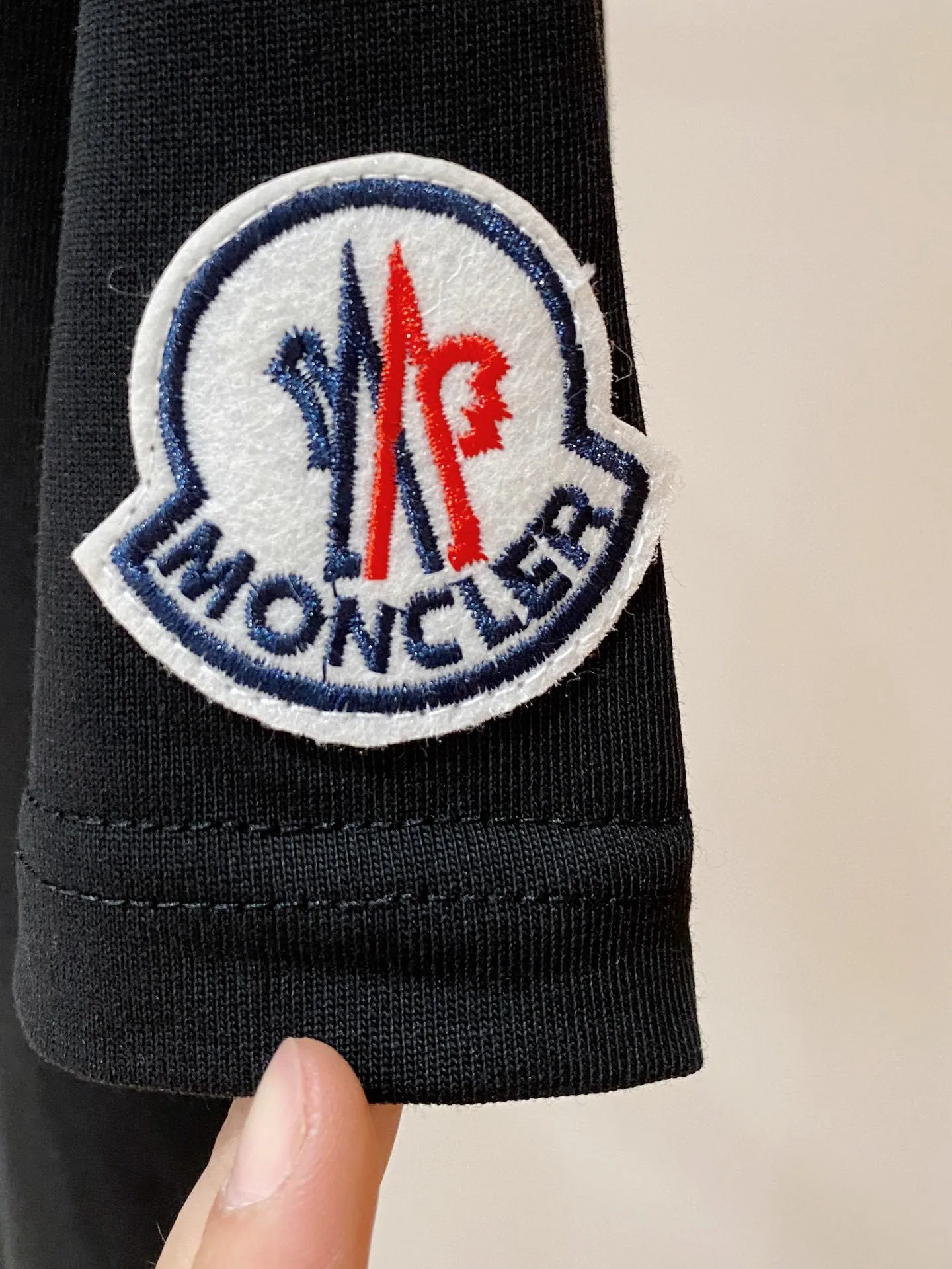P570 Brand [MONCLER Mouth Covered] 2025 round neck short-sleeved shorts suit. The pure cotton fabric upper body will not be stuffy, the smooth and comfortable skin-friendly effect is more breathable, the fabric has its own texture, classic logo technology, a new interpretation from a unique angle, fashionable and versatile choice! Size: M-3XL (maximum wear: 190 pounds)