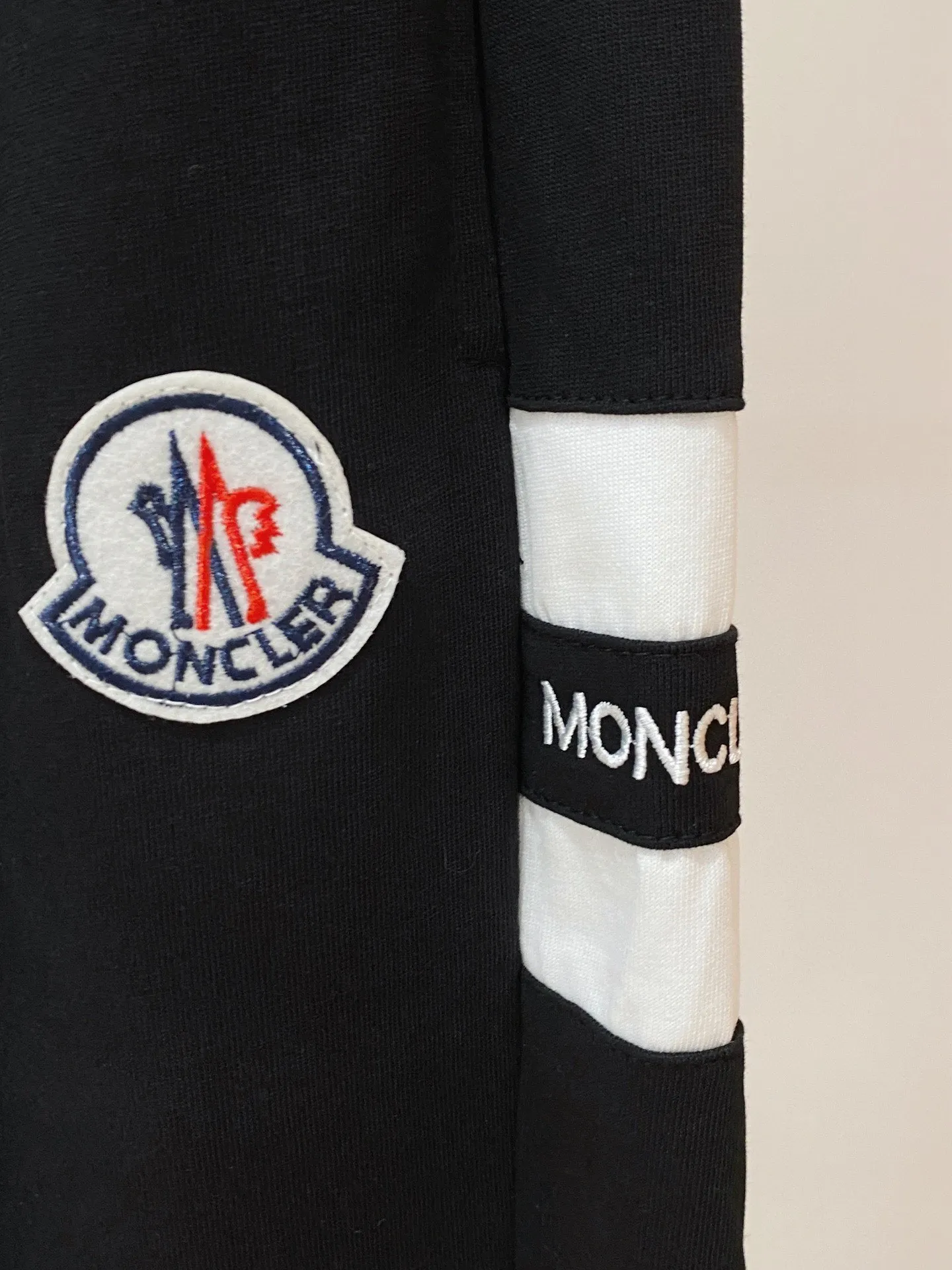 P570 Brand [MONCLER Mouth Covered] 2025 round neck short-sleeved shorts suit. The pure cotton fabric upper body will not be stuffy, the smooth and comfortable skin-friendly effect is more breathable, the fabric has its own texture, classic logo technology, a new interpretation from a unique angle, fashionable and versatile choice! Size: M-3XL (maximum wear: 190 pounds)