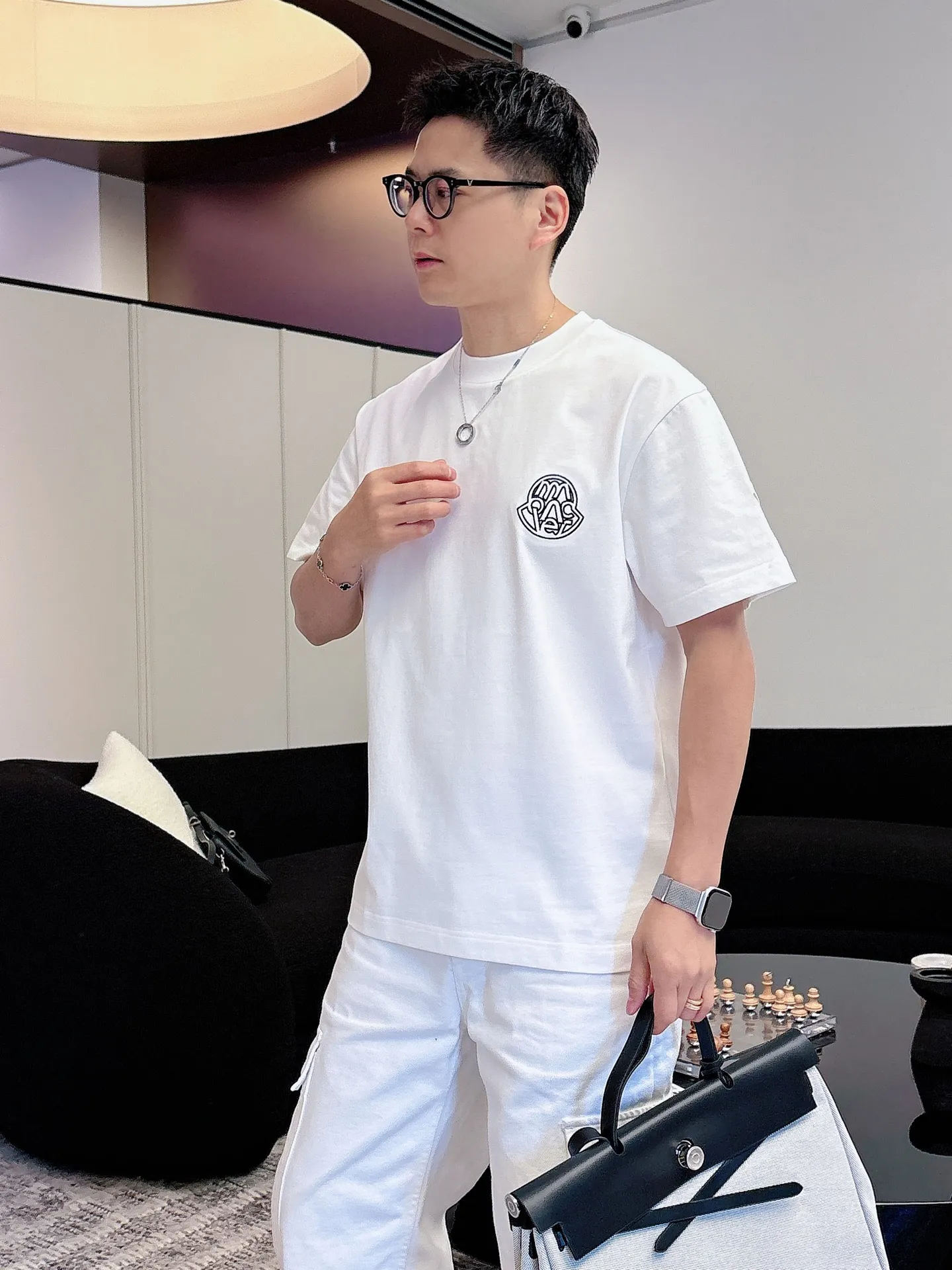 P160 Moncler 2026ss spring and summer new debut counter latest short-sleeved round neck T-shirt high-end custom design avant-garde fashion! The brand logo is designed with heavy craftsmanship. High-end customized pure cotton fabric. Soft to the touch. Comfortable to wear. Exquisite stitching at the counter level. Fine workmanship. The upper body effect is incomparably handsome! A must-have item for a stylish man! Color: Black White Red Size: S-XXL