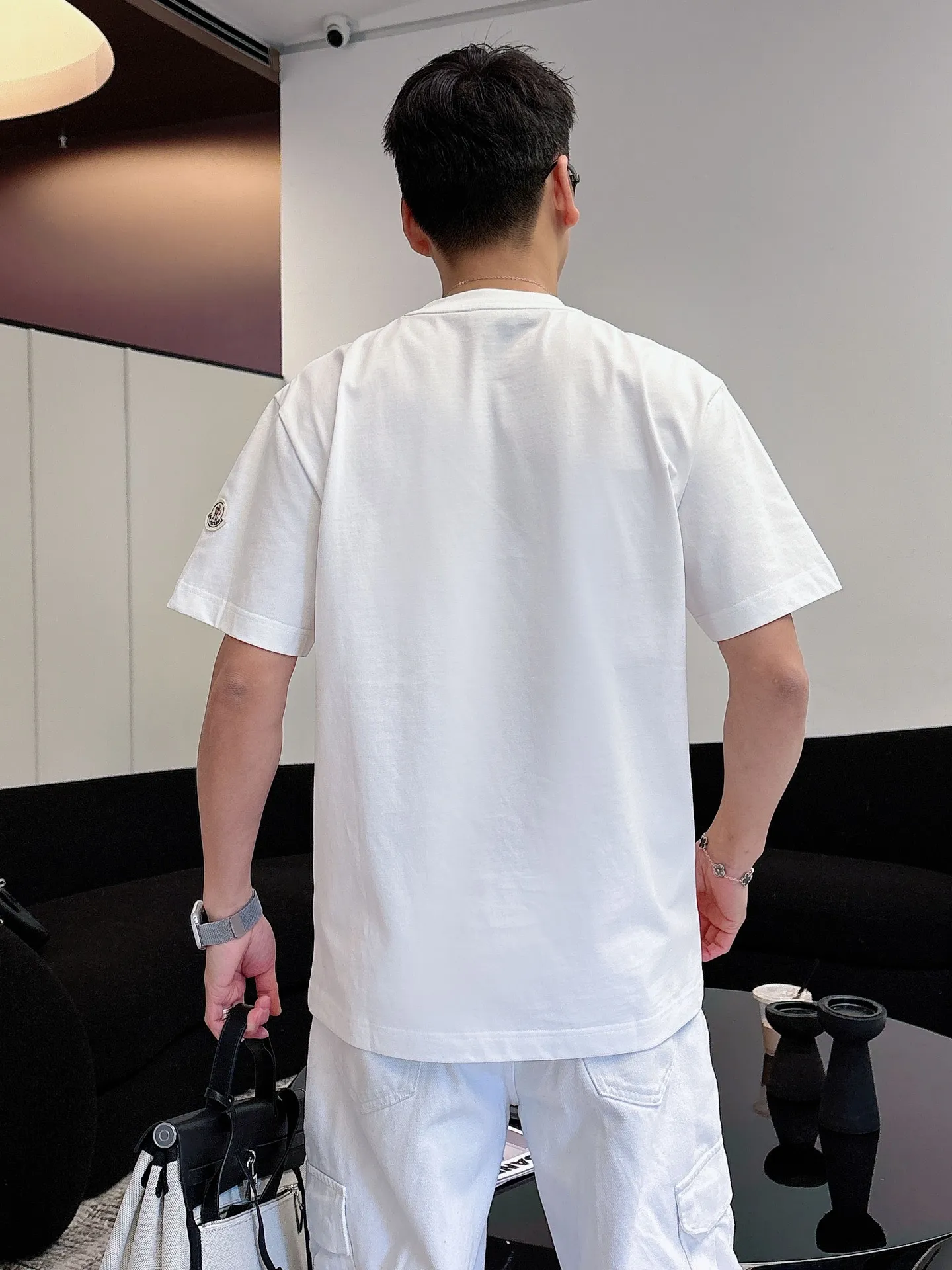P160 Moncler 2026ss spring and summer new debut counter latest short-sleeved round neck T-shirt high-end custom design avant-garde fashion! The brand logo is designed with heavy craftsmanship. High-end customized pure cotton fabric. Soft to the touch. Comfortable to wear. Exquisite stitching at the counter level. Fine workmanship. The upper body effect is incomparably handsome! A must-have item for a stylish man! Color: Black White Red Size: S-XXL