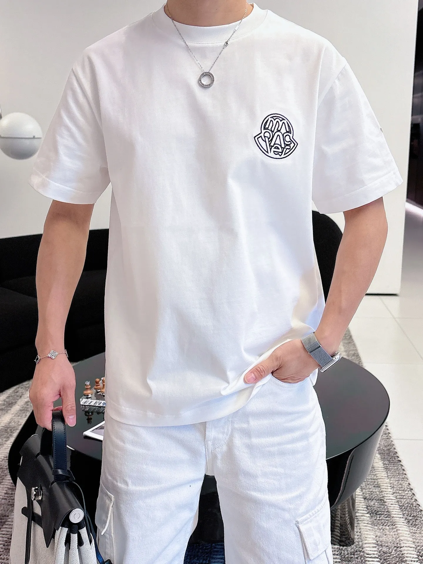 P160 Moncler 2026ss spring and summer new debut counter latest short-sleeved round neck T-shirt high-end custom design avant-garde fashion! The brand logo is designed with heavy craftsmanship. High-end customized pure cotton fabric. Soft to the touch. Comfortable to wear. Exquisite stitching at the counter level. Fine workmanship. The upper body effect is incomparably handsome! A must-have item for a stylish man! Color: Black White Red Size: S-XXL