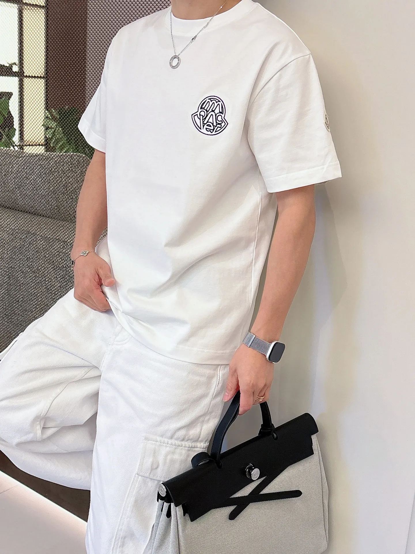 P160 Moncler 2026ss spring and summer new debut counter latest short-sleeved round neck T-shirt high-end custom design avant-garde fashion! The brand logo is designed with heavy craftsmanship. High-end customized pure cotton fabric. Soft to the touch. Comfortable to wear. Exquisite stitching at the counter level. Fine workmanship. The upper body effect is incomparably handsome! A must-have item for a stylish man! Color: Black White Red Size: S-XXL