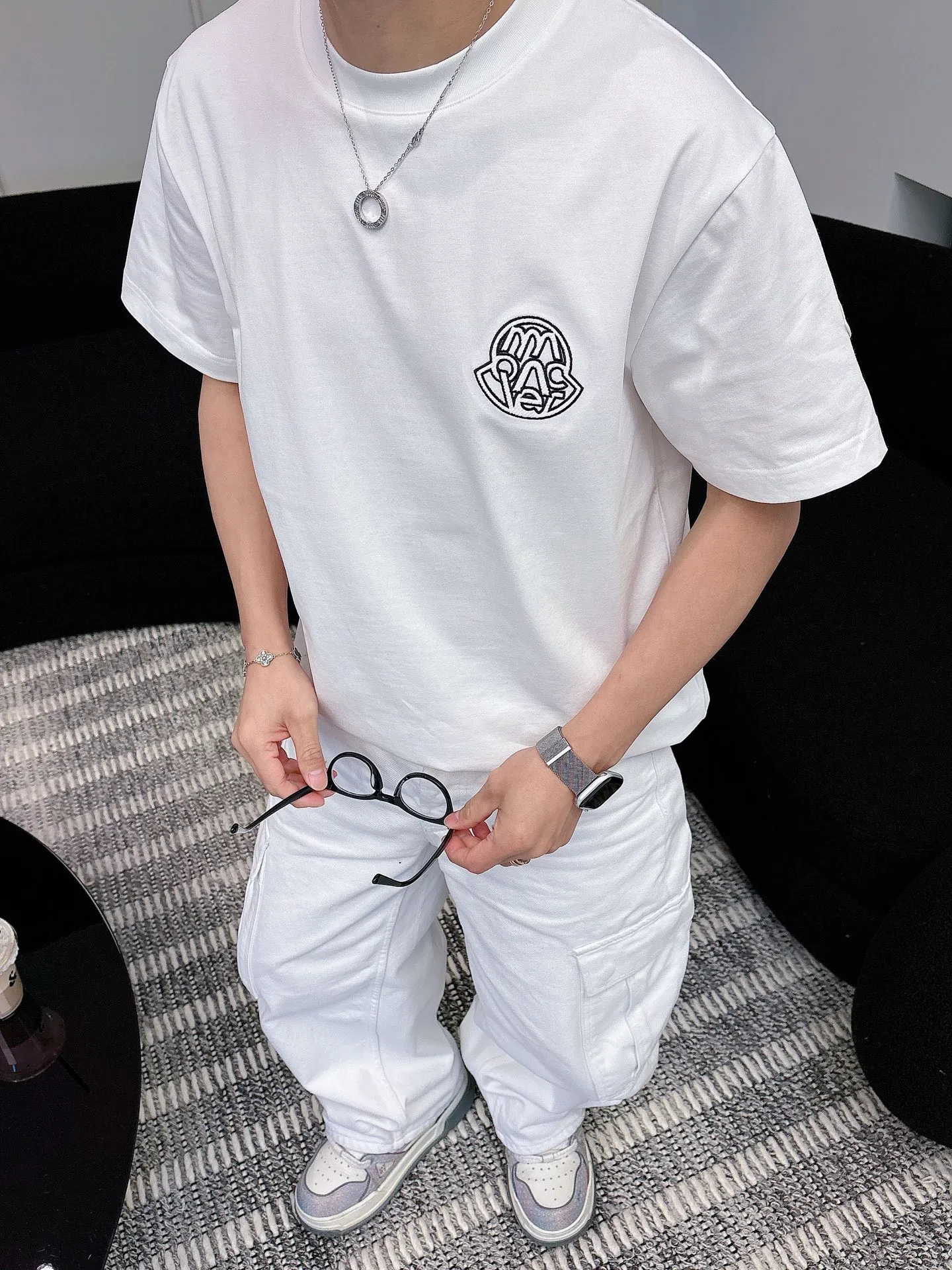 P160 Moncler 2026ss spring and summer new debut counter latest short-sleeved round neck T-shirt high-end custom design avant-garde fashion! The brand logo is designed with heavy craftsmanship. High-end customized pure cotton fabric. Soft to the touch. Comfortable to wear. Exquisite stitching at the counter level. Fine workmanship. The upper body effect is incomparably handsome! A must-have item for a stylish man! Color: Black White Red Size: S-XXL