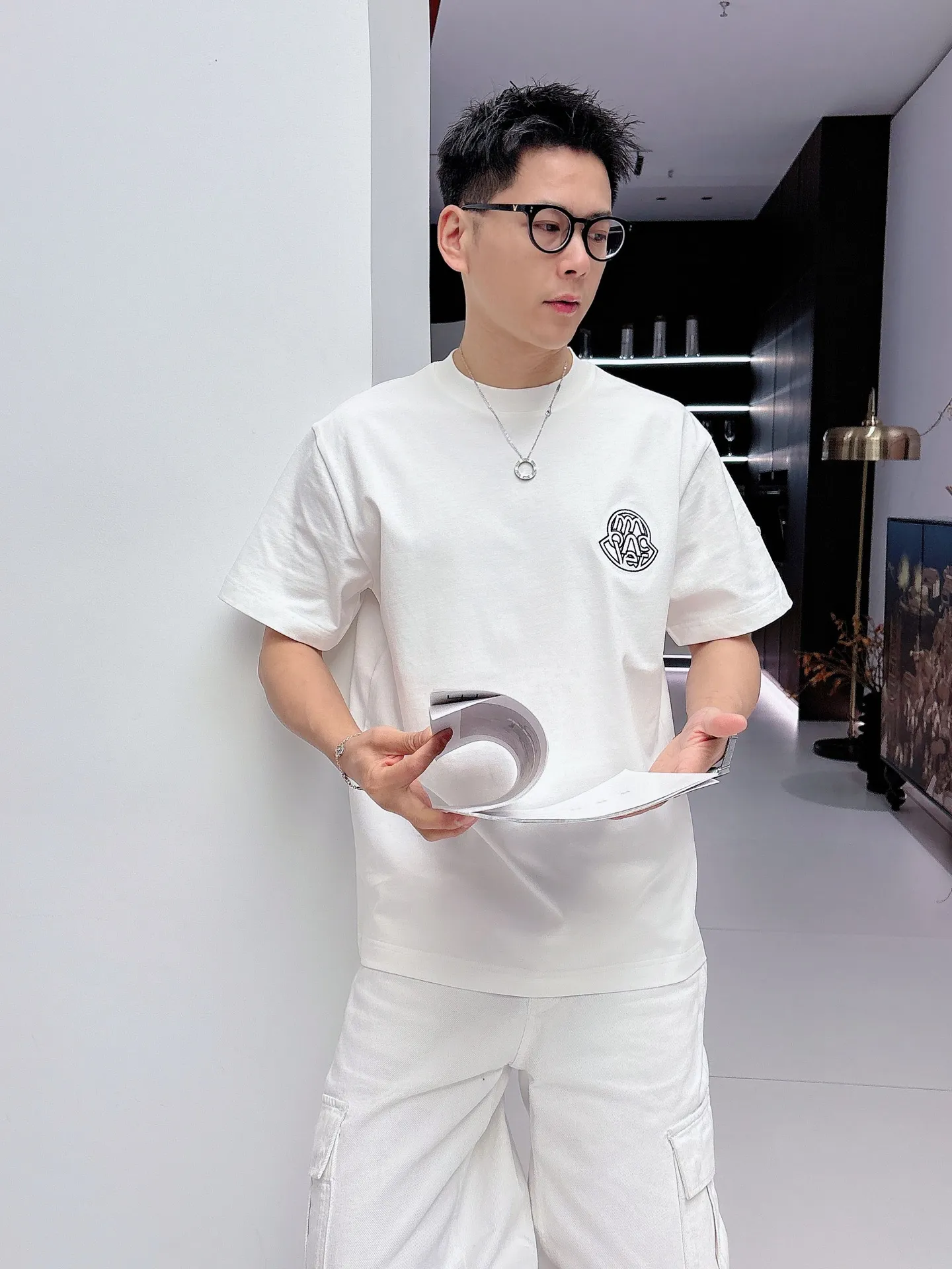 P160 Moncler 2026ss spring and summer new debut counter latest short-sleeved round neck T-shirt high-end custom design avant-garde fashion! The brand logo is designed with heavy craftsmanship. High-end customized pure cotton fabric. Soft to the touch. Comfortable to wear. Exquisite stitching at the counter level. Fine workmanship. The upper body effect is incomparably handsome! A must-have item for a stylish man! Color: Black White Red Size: S-XXL
