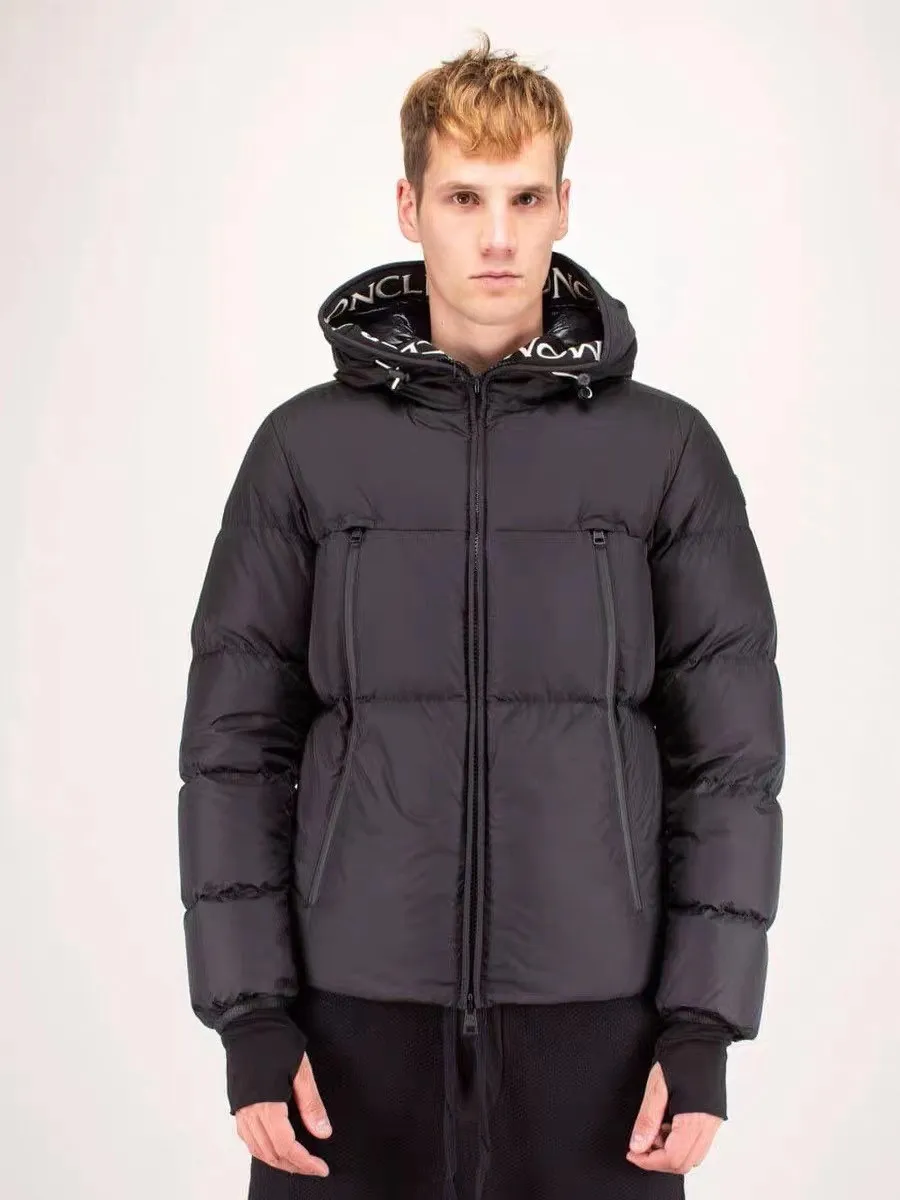 P820 ​​💎Upgraded to higher version quality💎 MONCLER. Same style as the counter. Thickened version. The large ribbon on the placket has embroidered letters. The same model as the official website with black label. Filled with 90% white duck down. Fluffy and full. Original hardware mold opening. The upper body is handsome and generous. Color: black. Code number: 1.2.3.4.5