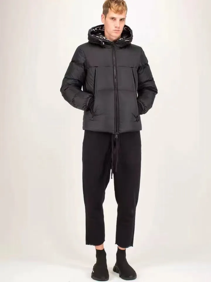 P820 ​​💎Upgraded to higher version quality💎 MONCLER. Same style as the counter. Thickened version. The large ribbon on the placket has embroidered letters. The same model as the official website with black label. Filled with 90% white duck down. Fluffy and full. Original hardware mold opening. The upper body is handsome and generous. Color: black. Code number: 1.2.3.4.5