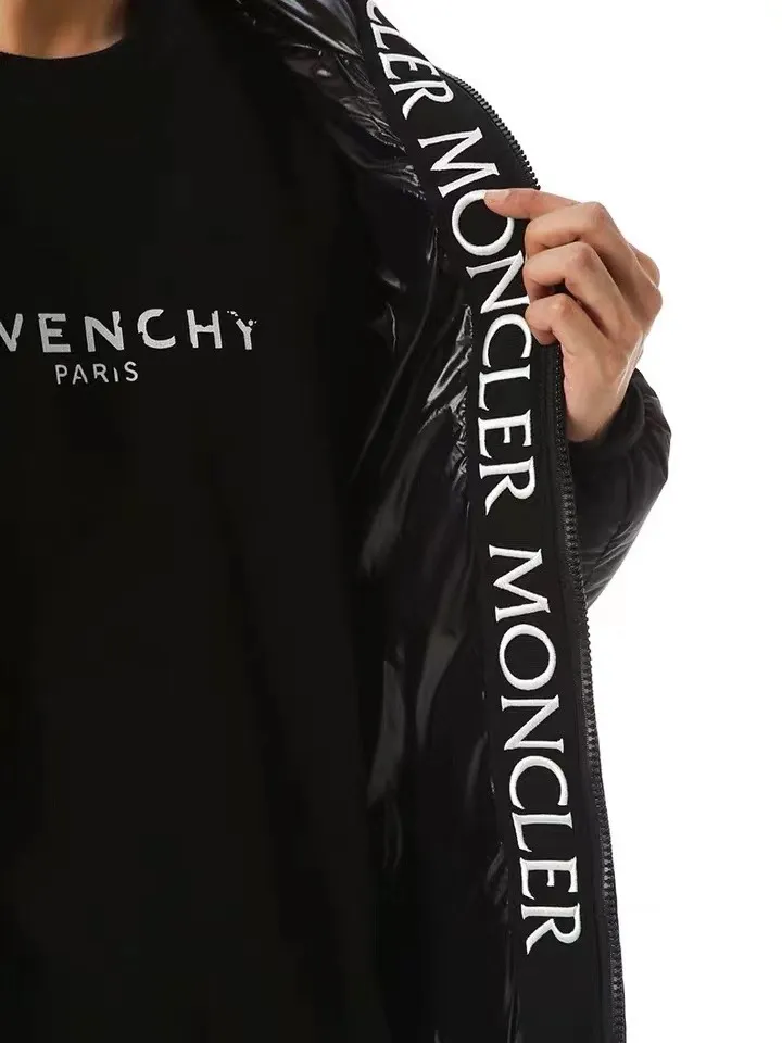 P820 ​​💎Upgraded to higher version quality💎 MONCLER. Same style as the counter. Thickened version. The large ribbon on the placket has embroidered letters. The same model as the official website with black label. Filled with 90% white duck down. Fluffy and full. Original hardware mold opening. The upper body is handsome and generous. Color: black. Code number: 1.2.3.4.5