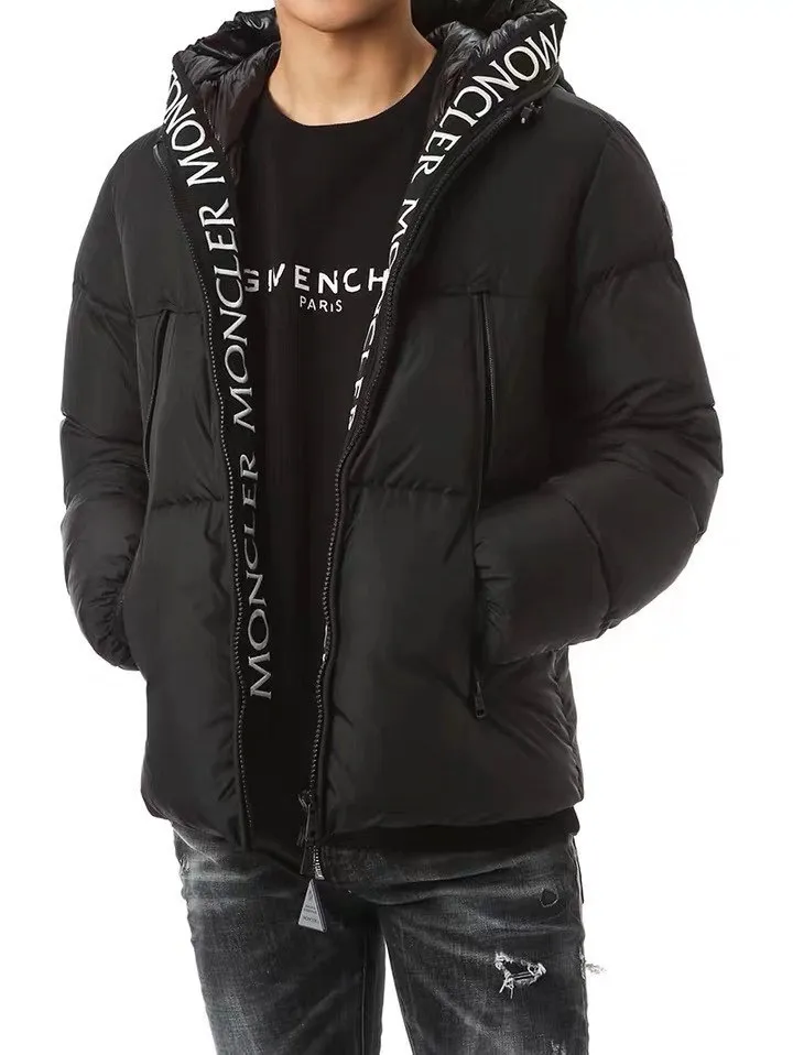 P820 ​​💎Upgraded to higher version quality💎 MONCLER. Same style as the counter. Thickened version. The large ribbon on the placket has embroidered letters. The same model as the official website with black label. Filled with 90% white duck down. Fluffy and full. Original hardware mold opening. The upper body is handsome and generous. Color: black. Code number: 1.2.3.4.5