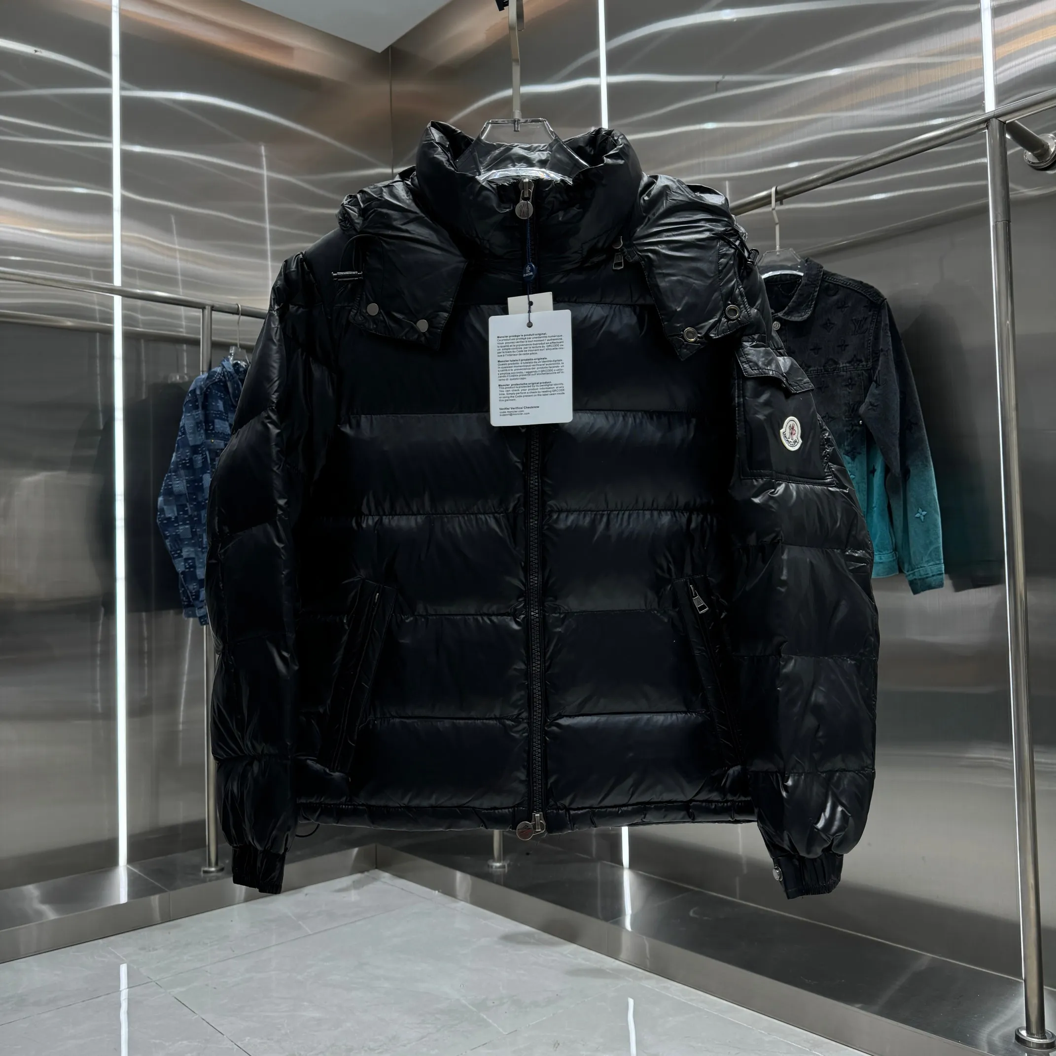 P500 Classic 𝙈𝙊𝙉𝘾𝙇𝙀* 𝙈𝙖𝙮a Monce* Moncler #MAYA Maya/Eason Chan same style/down jacket Description: Influenced by the iconic outerwear of the 1980s, the Maya jacket revisits looks from the Moncler archives with modern style and cutting-edge elements, a result of the brand's expertise in ski equipment. Whether in terms of sport or style, this high-performance and positive-spirited jacket has all the elements a competitive athlete needs to claim the title. Color: Black Size M L XL XXL