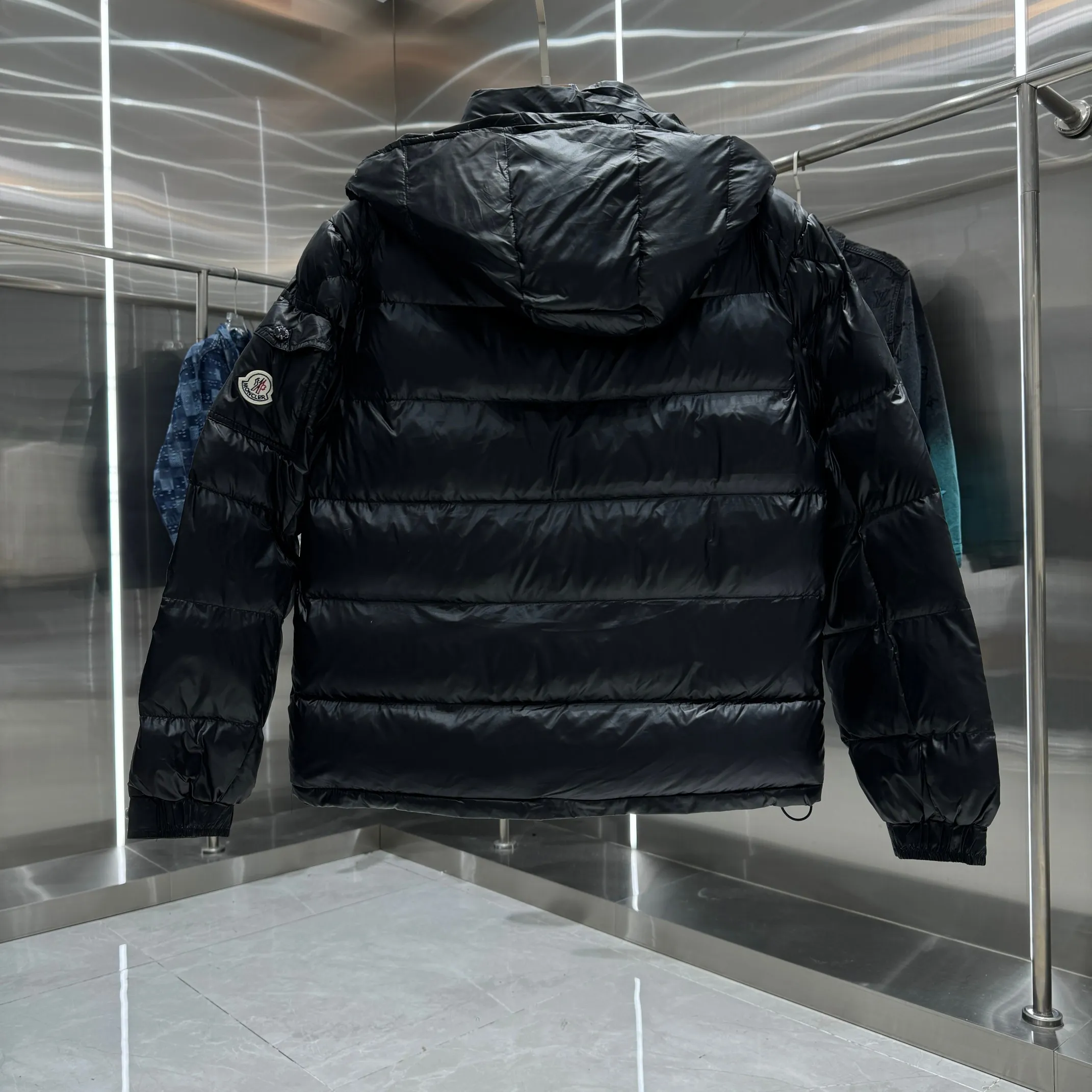 P500 Classic 𝙈𝙊𝙉𝘾𝙇𝙀* 𝙈𝙖𝙮a Monce* Moncler #MAYA Maya/Eason Chan same style/down jacket Description: Influenced by the iconic outerwear of the 1980s, the Maya jacket revisits looks from the Moncler archives with modern style and cutting-edge elements, a result of the brand's expertise in ski equipment. Whether in terms of sport or style, this high-performance and positive-spirited jacket has all the elements a competitive athlete needs to claim the title. Color: Black Size M L XL XXL