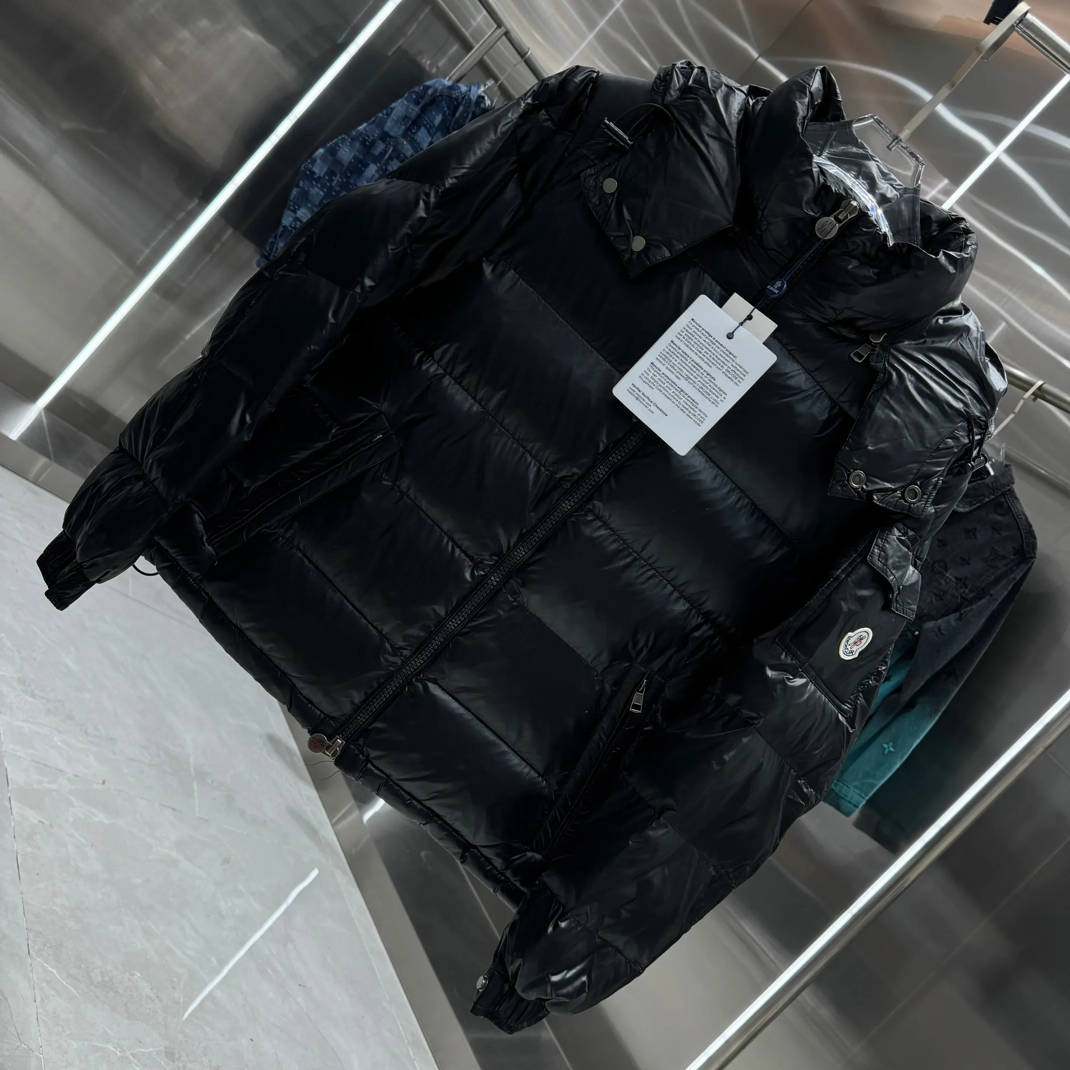 P500 Classic 𝙈𝙊𝙉𝘾𝙇𝙀* 𝙈𝙖𝙮a Monce* Moncler #MAYA Maya/Eason Chan same style/down jacket Description: Influenced by the iconic outerwear of the 1980s, the Maya jacket revisits looks from the Moncler archives with modern style and cutting-edge elements, a result of the brand's expertise in ski equipment. Whether in terms of sport or style, this high-performance and positive-spirited jacket has all the elements a competitive athlete needs to claim the title. Color: Black Size M L XL XXL
