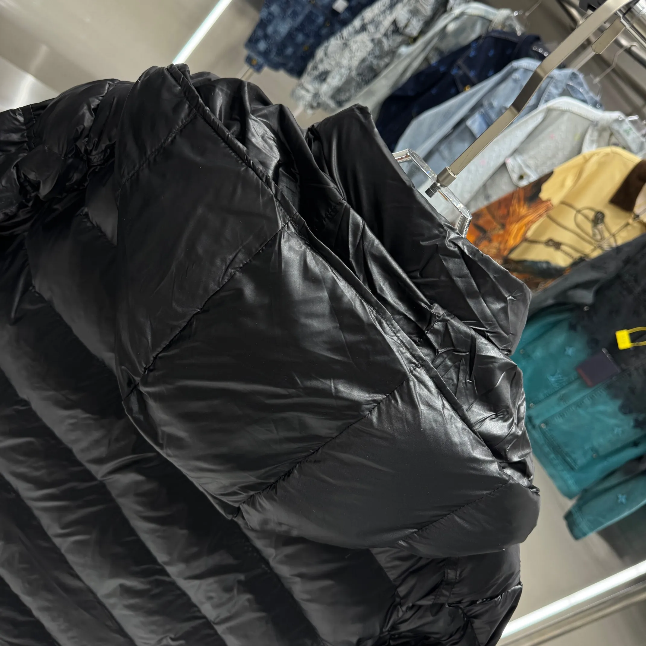 P500 Classic 𝙈𝙊𝙉𝘾𝙇𝙀* 𝙈𝙖𝙮a Monce* Moncler #MAYA Maya/Eason Chan same style/down jacket Description: Influenced by the iconic outerwear of the 1980s, the Maya jacket revisits looks from the Moncler archives with modern style and cutting-edge elements, a result of the brand's expertise in ski equipment. Whether in terms of sport or style, this high-performance and positive-spirited jacket has all the elements a competitive athlete needs to claim the title. Color: Black Size M L XL XXL