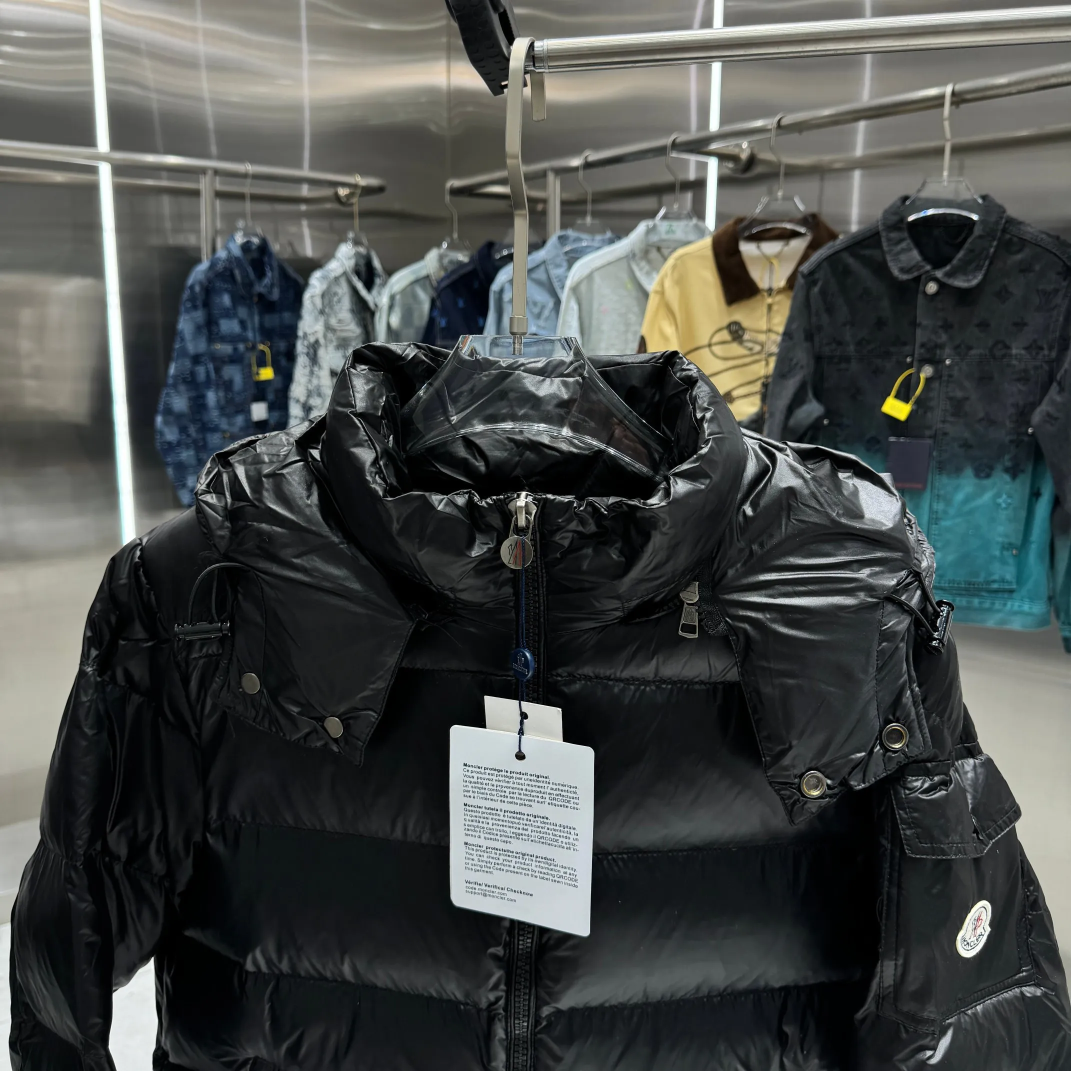 P500 Classic 𝙈𝙊𝙉𝘾𝙇𝙀* 𝙈𝙖𝙮a Monce* Moncler #MAYA Maya/Eason Chan same style/down jacket Description: Influenced by the iconic outerwear of the 1980s, the Maya jacket revisits looks from the Moncler archives with modern style and cutting-edge elements, a result of the brand's expertise in ski equipment. Whether in terms of sport or style, this high-performance and positive-spirited jacket has all the elements a competitive athlete needs to claim the title. Color: Black Size M L XL XXL