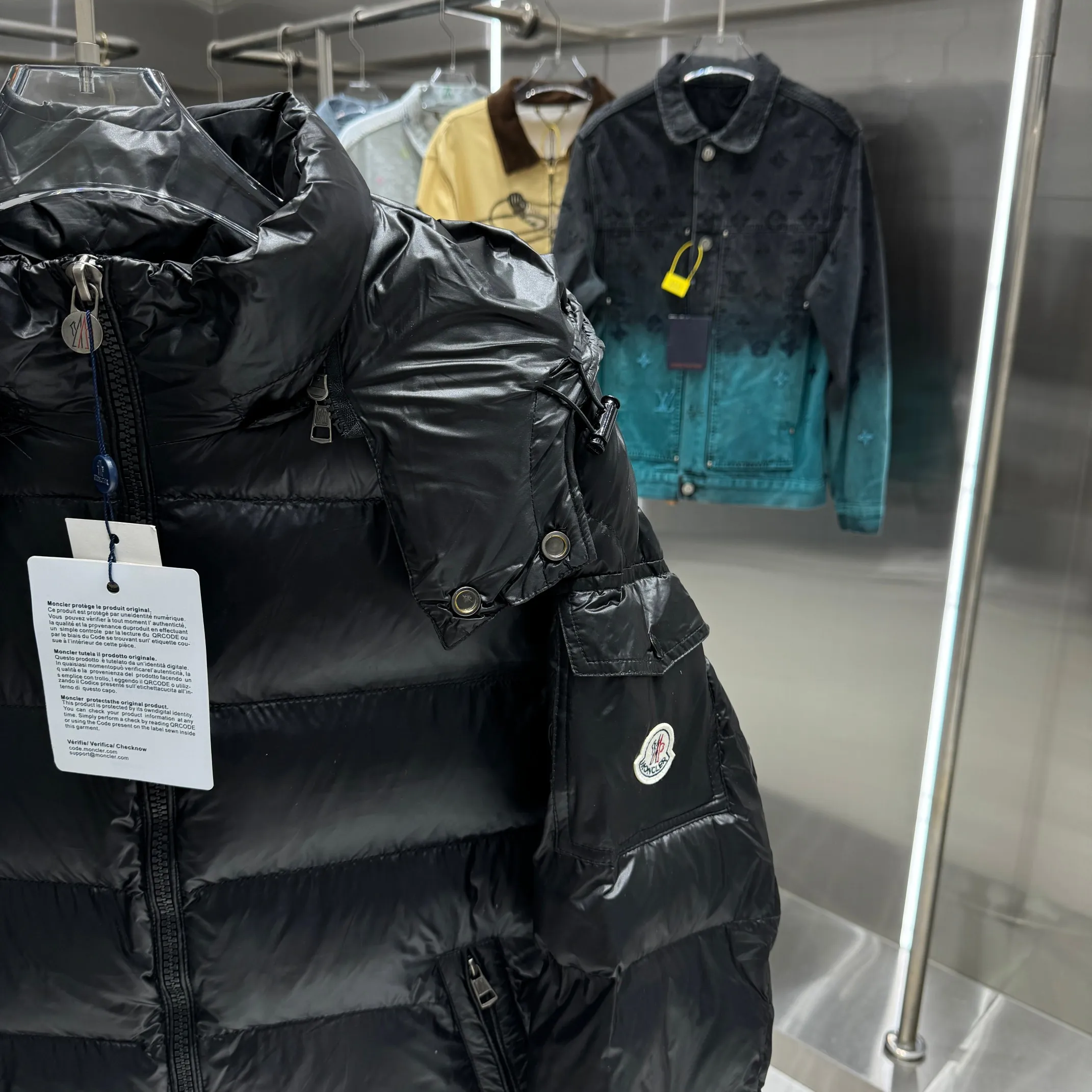 P500 Classic 𝙈𝙊𝙉𝘾𝙇𝙀* 𝙈𝙖𝙮a Monce* Moncler #MAYA Maya/Eason Chan same style/down jacket Description: Influenced by the iconic outerwear of the 1980s, the Maya jacket revisits looks from the Moncler archives with modern style and cutting-edge elements, a result of the brand's expertise in ski equipment. Whether in terms of sport or style, this high-performance and positive-spirited jacket has all the elements a competitive athlete needs to claim the title. Color: Black Size M L XL XXL