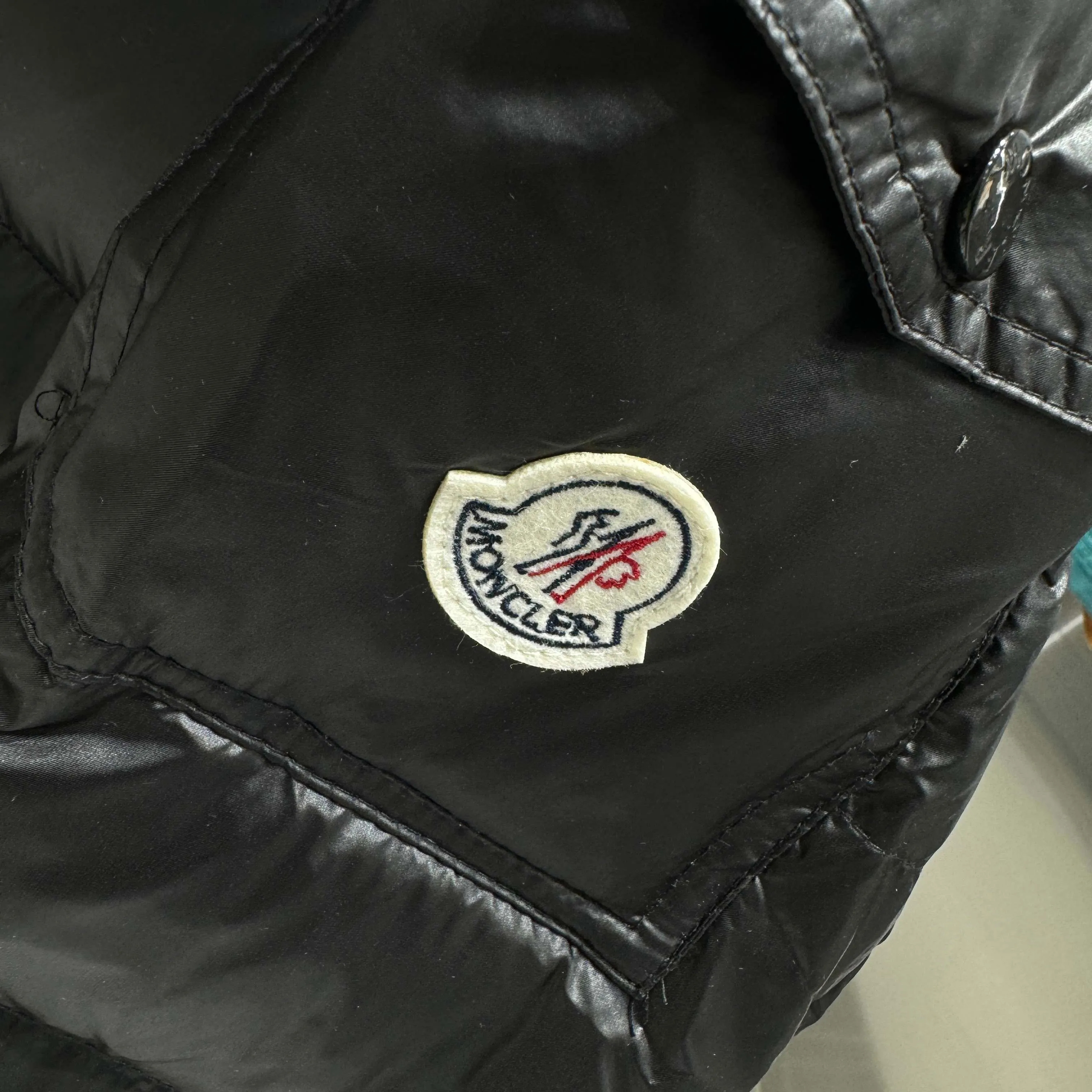 P500 Classic 𝙈𝙊𝙉𝘾𝙇𝙀* 𝙈𝙖𝙮a Monce* Moncler #MAYA Maya/Eason Chan same style/down jacket Description: Influenced by the iconic outerwear of the 1980s, the Maya jacket revisits looks from the Moncler archives with modern style and cutting-edge elements, a result of the brand's expertise in ski equipment. Whether in terms of sport or style, this high-performance and positive-spirited jacket has all the elements a competitive athlete needs to claim the title. Color: Black Size M L XL XXL