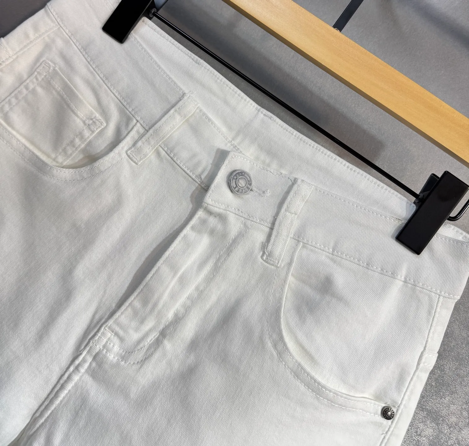 P220 🔥MONCLER The latest spring and summer denim jeans🔥No pressure to enter and leave the store. Best-selling models in the counter. Shared taste and value. Very comfortable to wear. Low-key yet luxurious. Very classy to wear. Needless to say the trousers style and cut. The upper body is exquisite and vivid. Really first-class and top-quality materials. Really palace-level casual pants, using Turkish cotton to produce the most famous denim cloth A11. Excellent quality. After heavy washing, the pants are very soft. The straight-leg shape is not picky and the upper body is absolutely stylish. Extremely luxurious! Color: black white. Size: 28-38 no 35