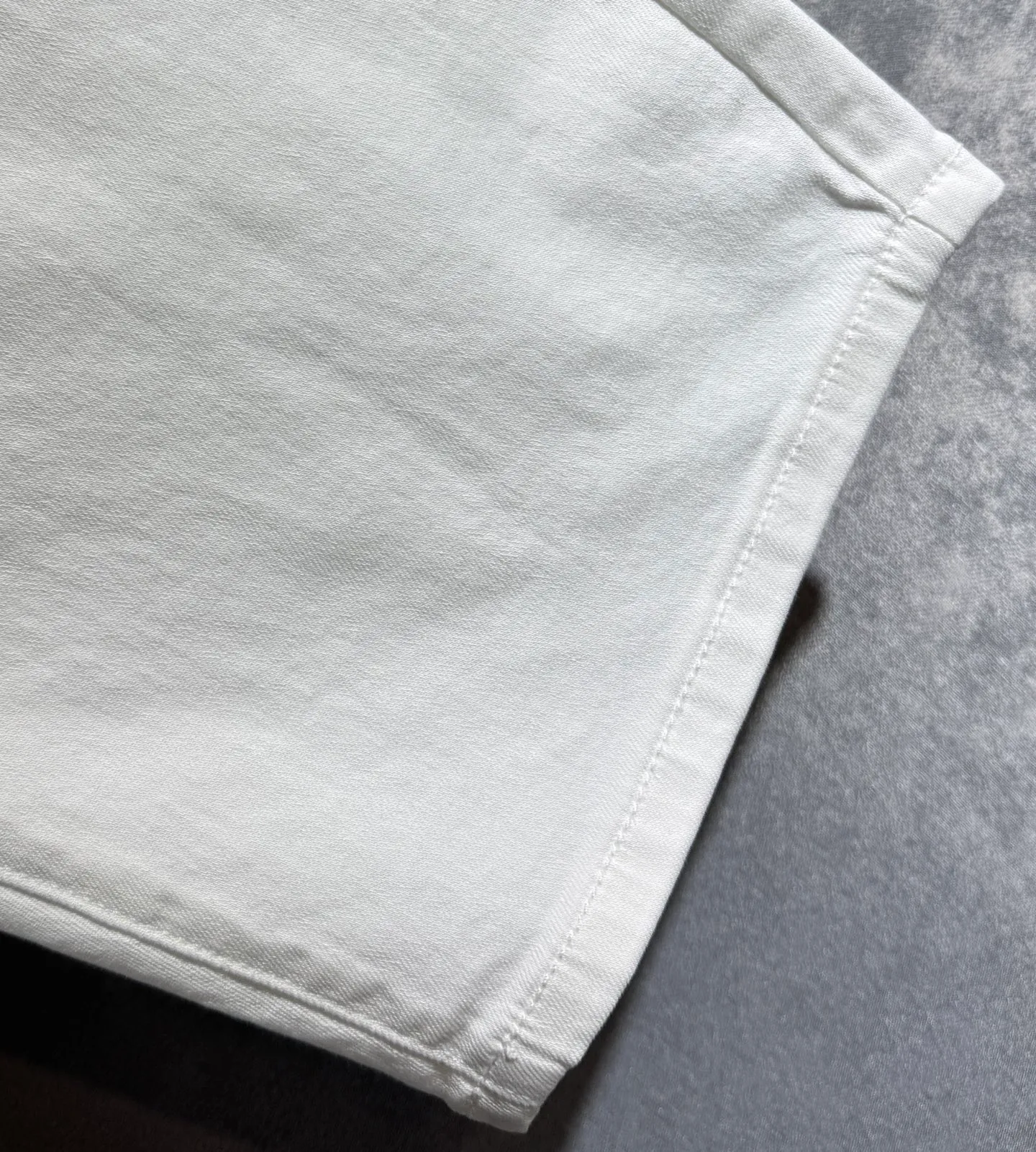P220 🔥MONCLER The latest spring and summer denim jeans🔥No pressure to enter and leave the store. Best-selling models in the counter. Shared taste and value. Very comfortable to wear. Low-key yet luxurious. Very classy to wear. Needless to say the trousers style and cut. The upper body is exquisite and vivid. Really first-class and top-quality materials. Really palace-level casual pants, using Turkish cotton to produce the most famous denim cloth A11. Excellent quality. After heavy washing, the pants are very soft. The straight-leg shape is not picky and the upper body is absolutely stylish. Extremely luxurious! Color: black white. Size: 28-38 no 35