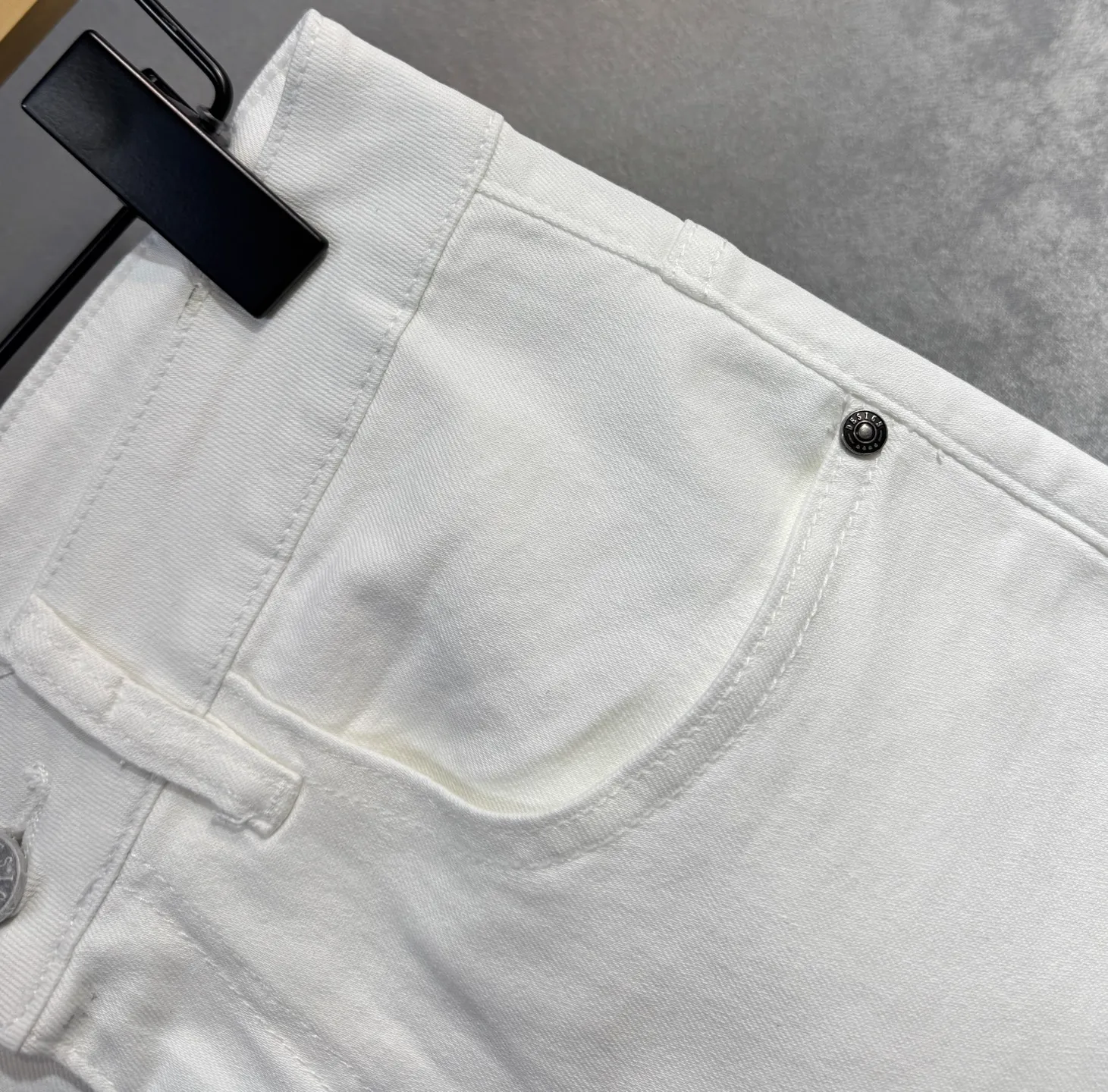 P220 🔥MONCLER The latest spring and summer denim jeans🔥No pressure to enter and leave the store. Best-selling models in the counter. Shared taste and value. Very comfortable to wear. Low-key yet luxurious. Very classy to wear. Needless to say the trousers style and cut. The upper body is exquisite and vivid. Really first-class and top-quality materials. Really palace-level casual pants, using Turkish cotton to produce the most famous denim cloth A11. Excellent quality. After heavy washing, the pants are very soft. The straight-leg shape is not picky and the upper body is absolutely stylish. Extremely luxurious! Color: black white. Size: 28-38 no 35