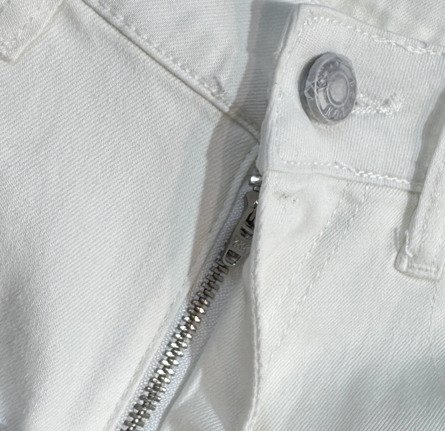 P220 🔥MONCLER The latest spring and summer denim jeans🔥No pressure to enter and leave the store. Best-selling models in the counter. Shared taste and value. Very comfortable to wear. Low-key yet luxurious. Very classy to wear. Needless to say the trousers style and cut. The upper body is exquisite and vivid. Really first-class and top-quality materials. Really palace-level casual pants, using Turkish cotton to produce the most famous denim cloth A11. Excellent quality. After heavy washing, the pants are very soft. The straight-leg shape is not picky and the upper body is absolutely stylish. Extremely luxurious! Color: black white. Size: 28-38 no 35