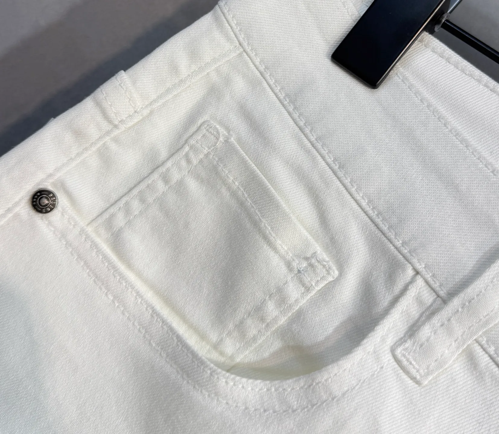 P220 🔥MONCLER The latest spring and summer denim jeans🔥No pressure to enter and leave the store. Best-selling models in the counter. Shared taste and value. Very comfortable to wear. Low-key yet luxurious. Very classy to wear. Needless to say the trousers style and cut. The upper body is exquisite and vivid. Really first-class and top-quality materials. Really palace-level casual pants, using Turkish cotton to produce the most famous denim cloth A11. Excellent quality. After heavy washing, the pants are very soft. The straight-leg shape is not picky and the upper body is absolutely stylish. Extremely luxurious! Color: black white. Size: 28-38 no 35