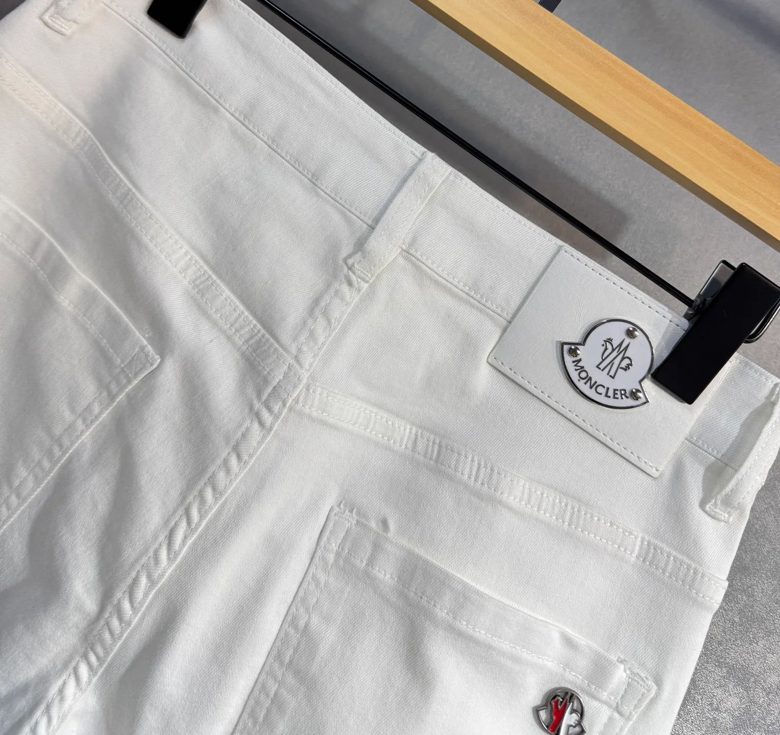 P220 🔥MONCLER The latest spring and summer denim jeans🔥No pressure to enter and leave the store. Best-selling models in the counter. Shared taste and value. Very comfortable to wear. Low-key yet luxurious. Very classy to wear. Needless to say the trousers style and cut. The upper body is exquisite and vivid. Really first-class and top-quality materials. Really palace-level casual pants, using Turkish cotton to produce the most famous denim cloth A11. Excellent quality. After heavy washing, the pants are very soft. The straight-leg shape is not picky and the upper body is absolutely stylish. Extremely luxurious! Color: black white. Size: 28-38 no 35